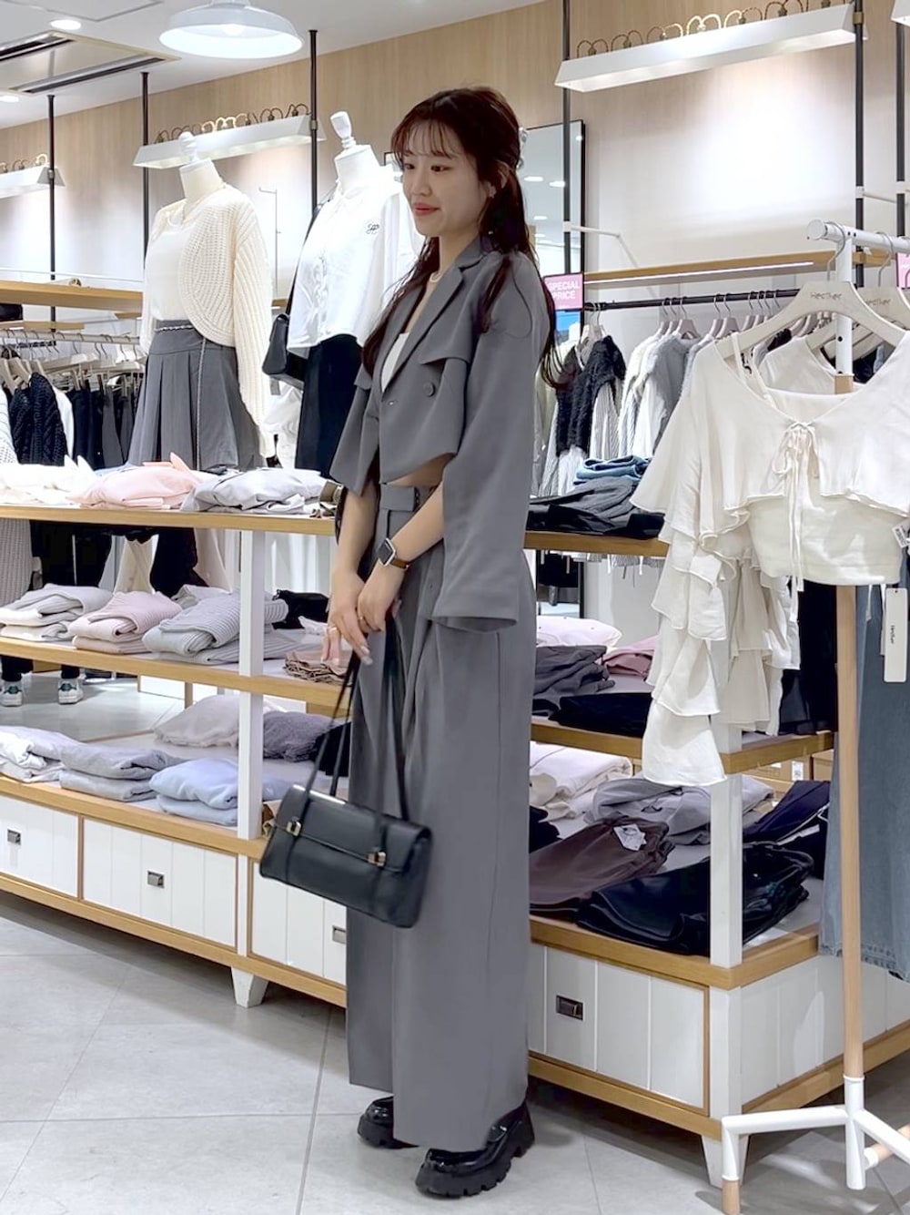 ホワイト系のキャミソール、ブラック系のローファー、グレー系のテーラードジャケットを着用したレディースの春コーディネートの1枚目の写真