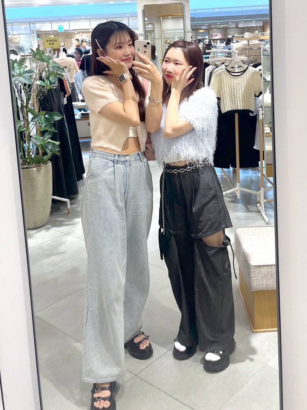 ブラック系のスラックス、ブルー系のTシャツ/カットソー、ブルー系のデニムパンツを着用したレディースの春コーディネートの1枚目の写真