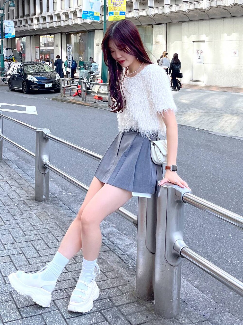 ホワイト系のショルダーバッグ、ホワイト系のキャミソール、ホワイト系のサンダルを着用したレディースの夏コーディネートの1枚目の写真