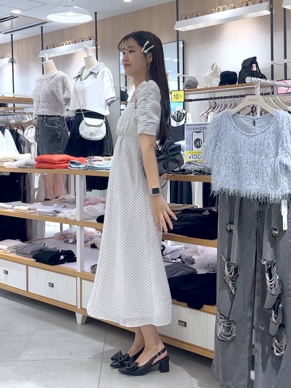 ブラック系のサンダル、ホワイト系のワンピース、ホワイト系のキャミソールを着用したレディースの春コーディネートの1枚目の写真