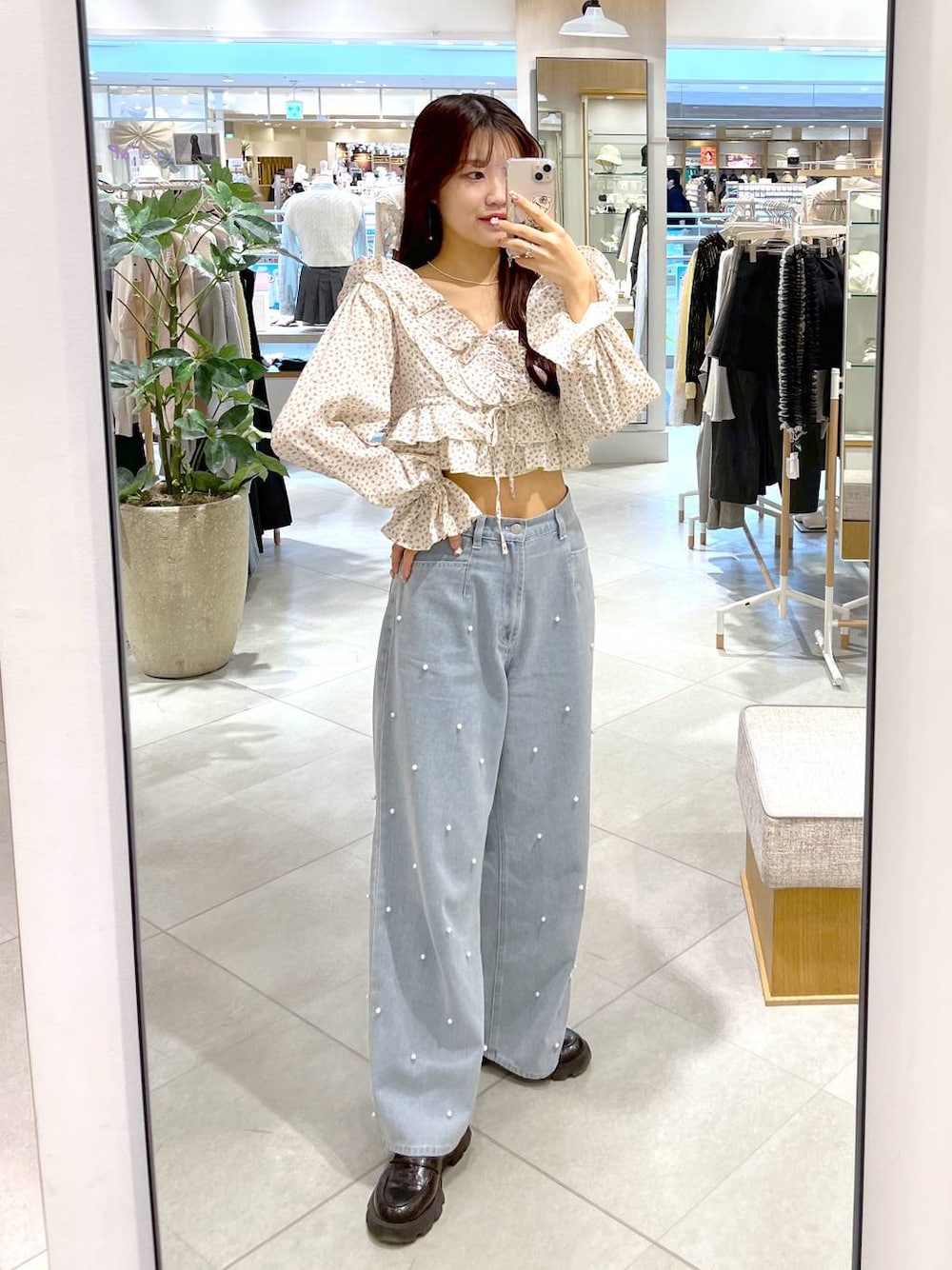 ベージュ系のシャツ/ブラウス、ブラック系のローファー、ブルー系のデニムパンツを着用したレディースの春コーディネートの1枚目の写真