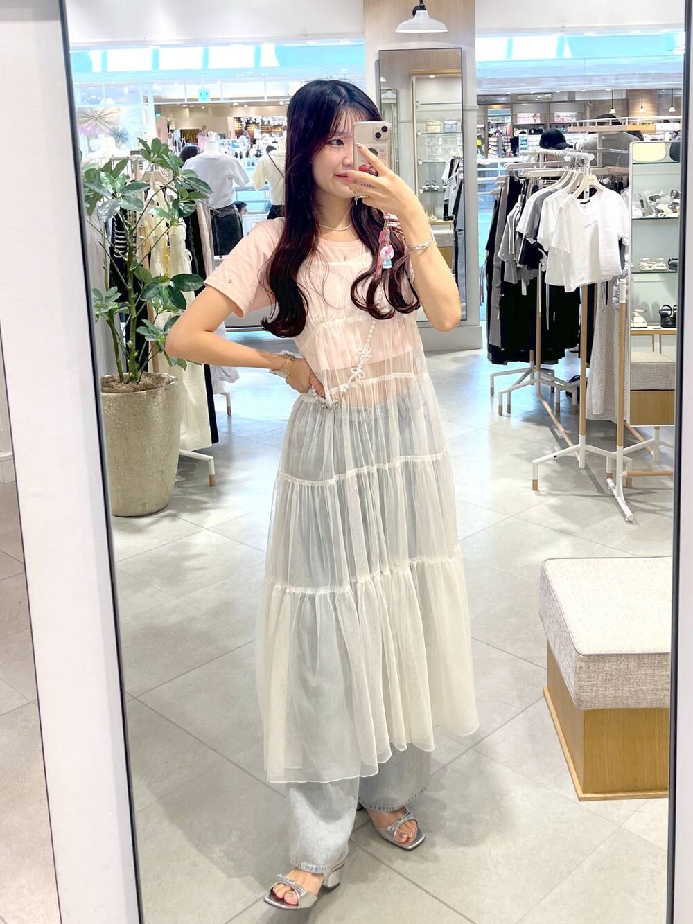 ホワイト系のワンピース、ピンク系のTシャツ/カットソー、シルバー系のサンダルを着用したレディースの春コーディネートの1枚目の写真