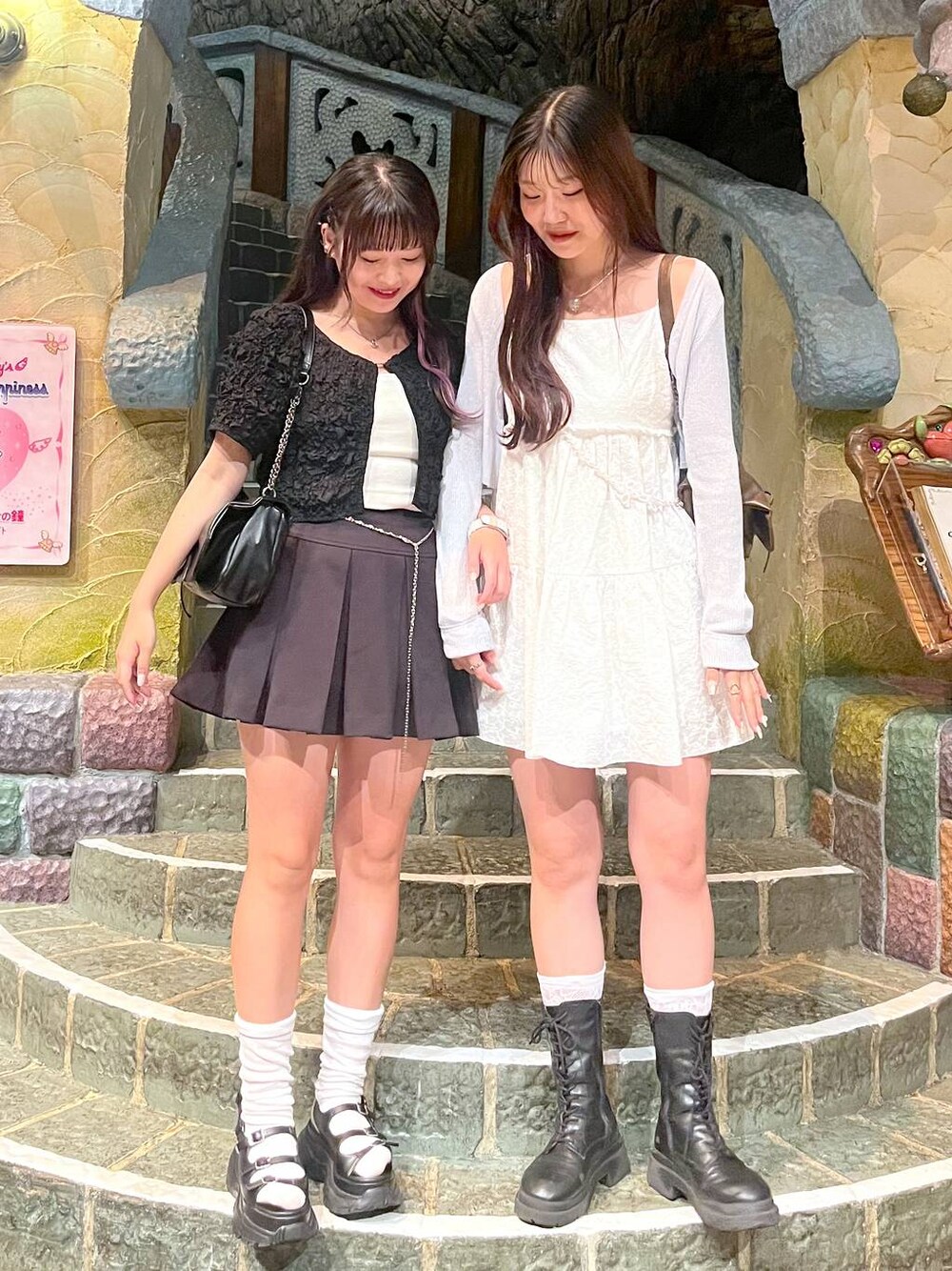 ブルー系のカーディガン/ボレロ、ブラウン系のショルダーバッグ、ブラック系のショルダーバッグを着用したレディースの夏コーディネートの1枚目の写真