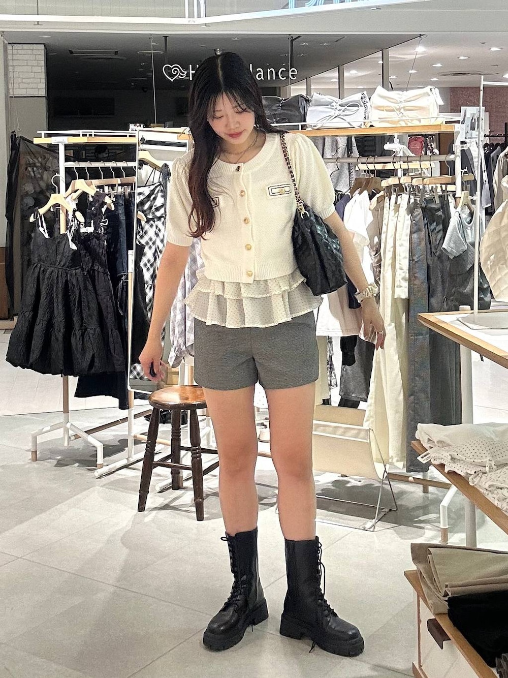 グレー系のその他パンツ、ホワイト系のチューブトップ、ブラック系のショルダーバッグを着用したレディースの夏コーディネートの1枚目の写真