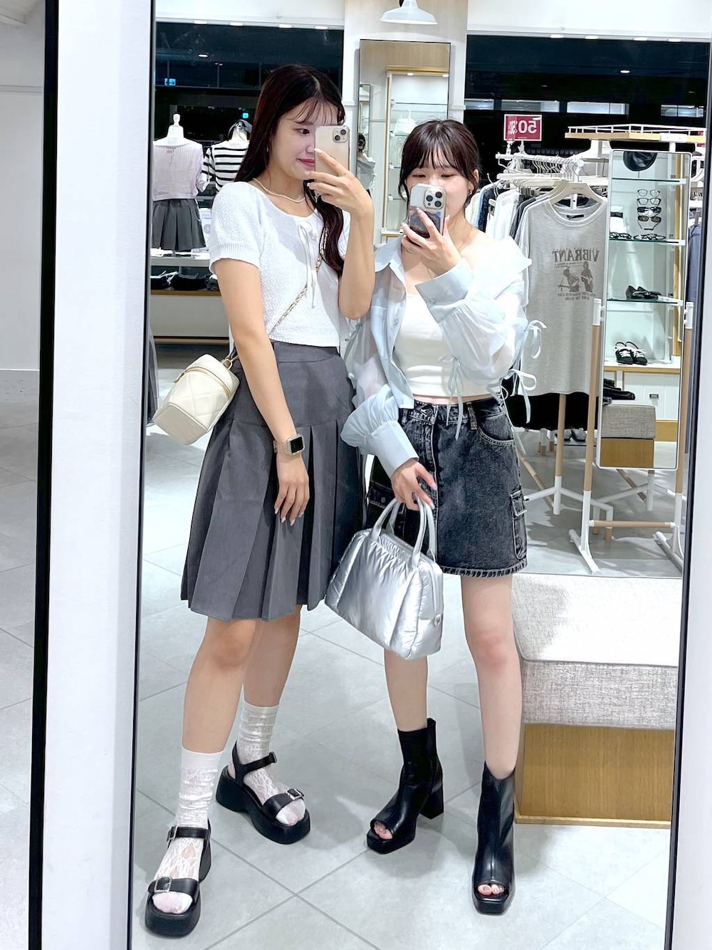 ブラック系のサンダル、グレー系のスカート、ブルー系のニット/セーターを着用したレディースの夏コーディネートの1枚目の写真