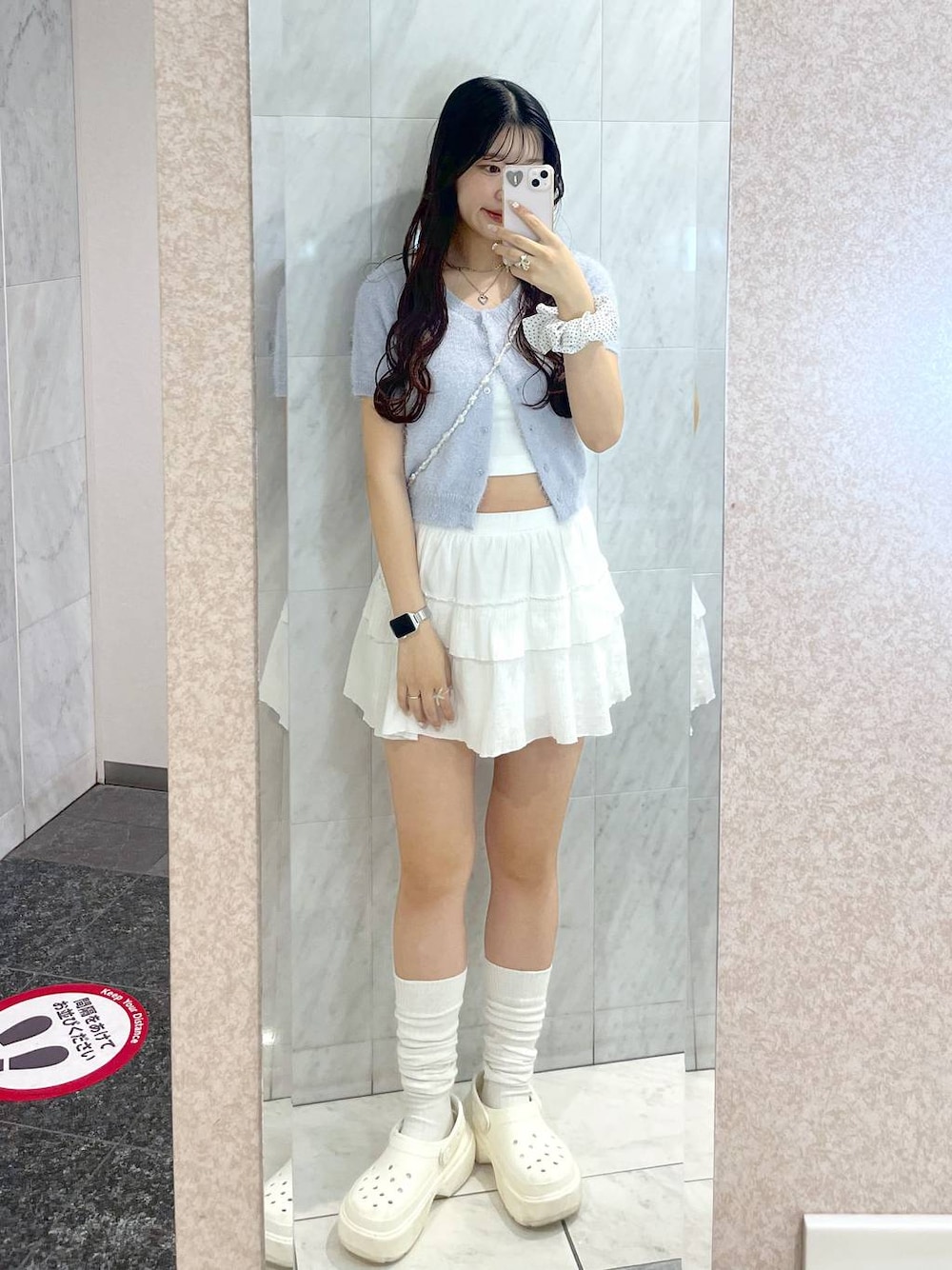 ホワイト系のキャミソール、ホワイト系のスカート、ブルー系のカーディガン/ボレロを着用したレディースの春コーディネートの1枚目の写真