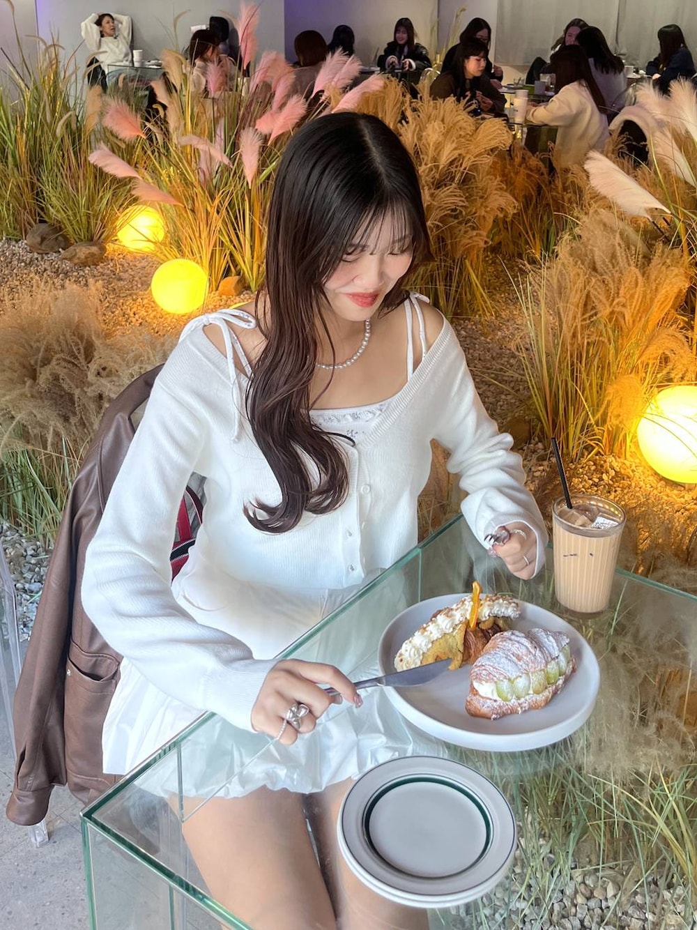 ホワイト系のスカート、ホワイト系のカーディガン/ボレロを着用したレディースの冬コーディネートの1枚目の写真