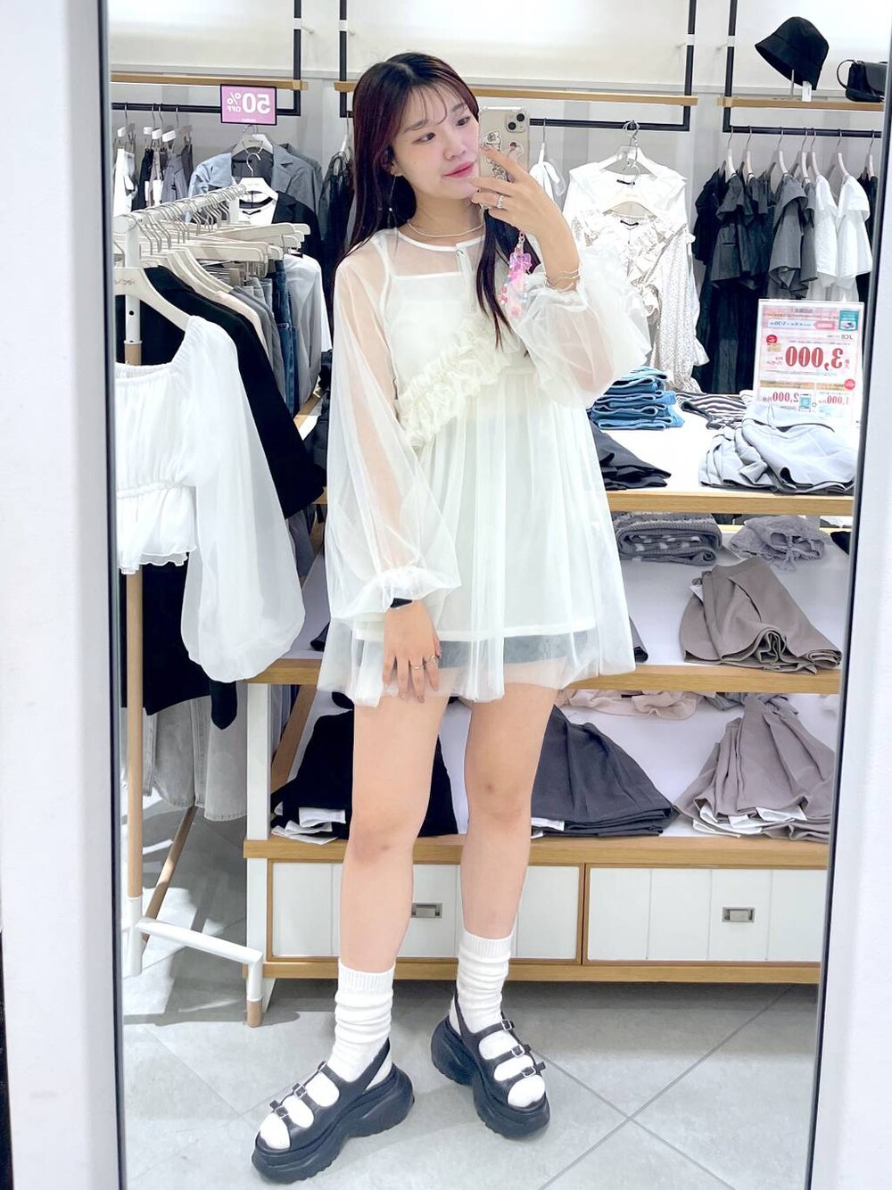 ホワイト系のシャツ/ブラウス、ブラック系のその他パンツ、ホワイト系のキャミソールを着用したレディースの春コーディネートの1枚目の写真