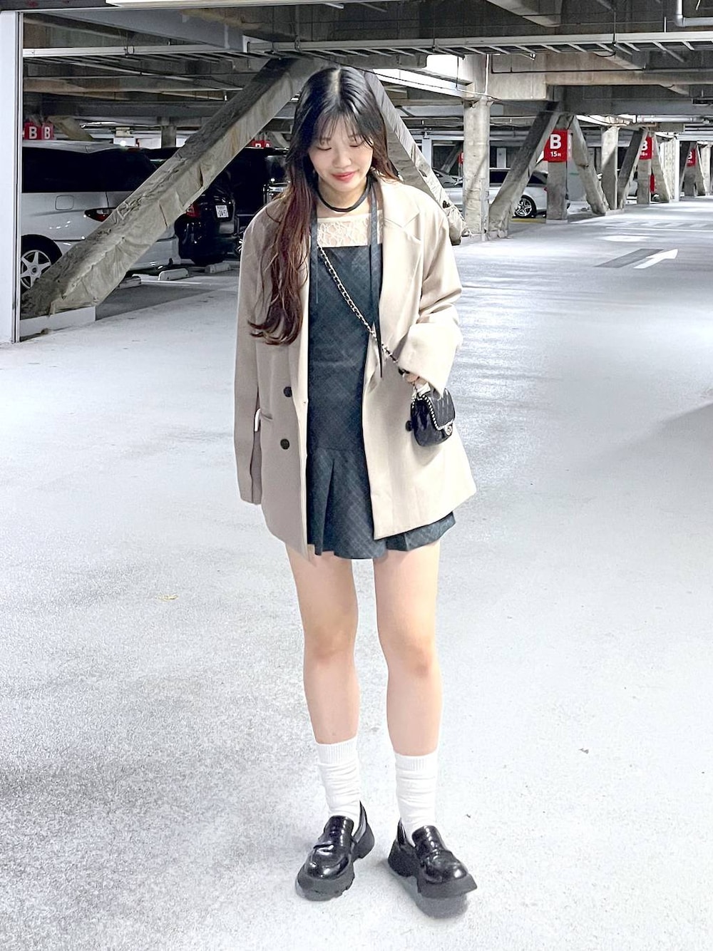 ホワイト系のキャミソール、グレー系のワンピースを着用したレディースの夏コーディネートの1枚目の写真