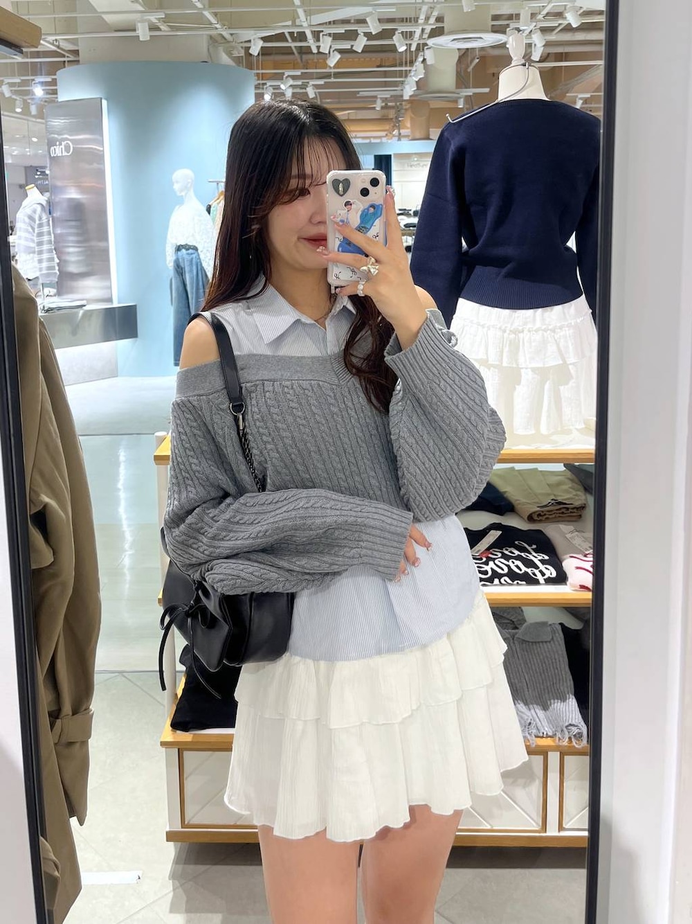 ブラック系のショルダーバッグ、ホワイト系のキャミソール、ブラック系のローファーを着用したレディースの春コーディネートの1枚目の写真