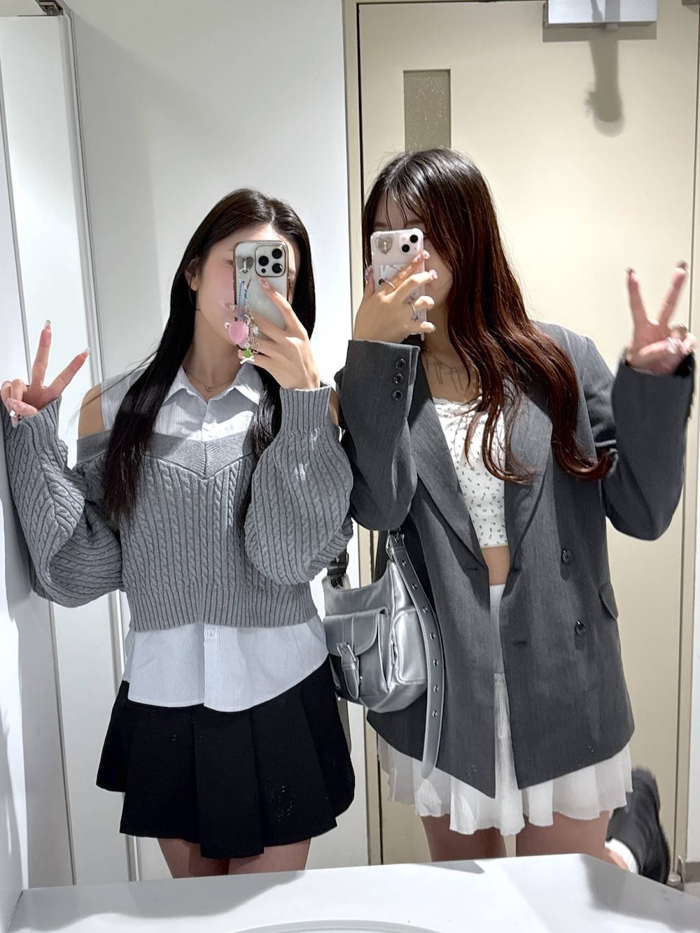 ホワイト系のキャミソール、ホワイト系のスカート、グレー系のテーラードジャケットを着用したレディースの春コーディネートの1枚目の写真