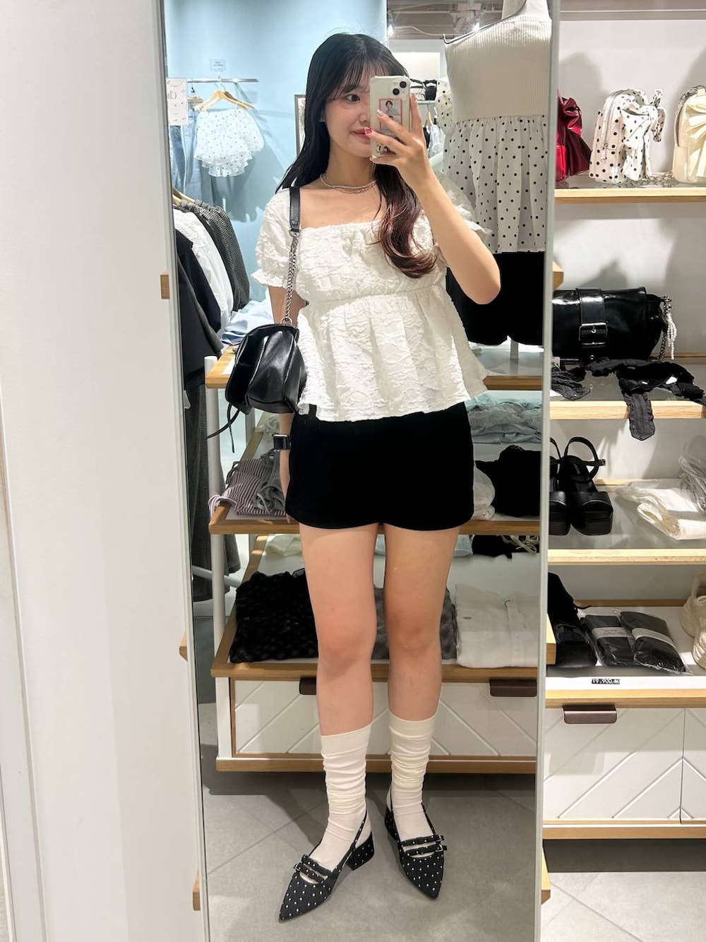 ブラック系のパンプス、ホワイト系のシャツ/ブラウス、ブラック系のその他パンツを着用したレディースの夏コーディネートの1枚目の写真