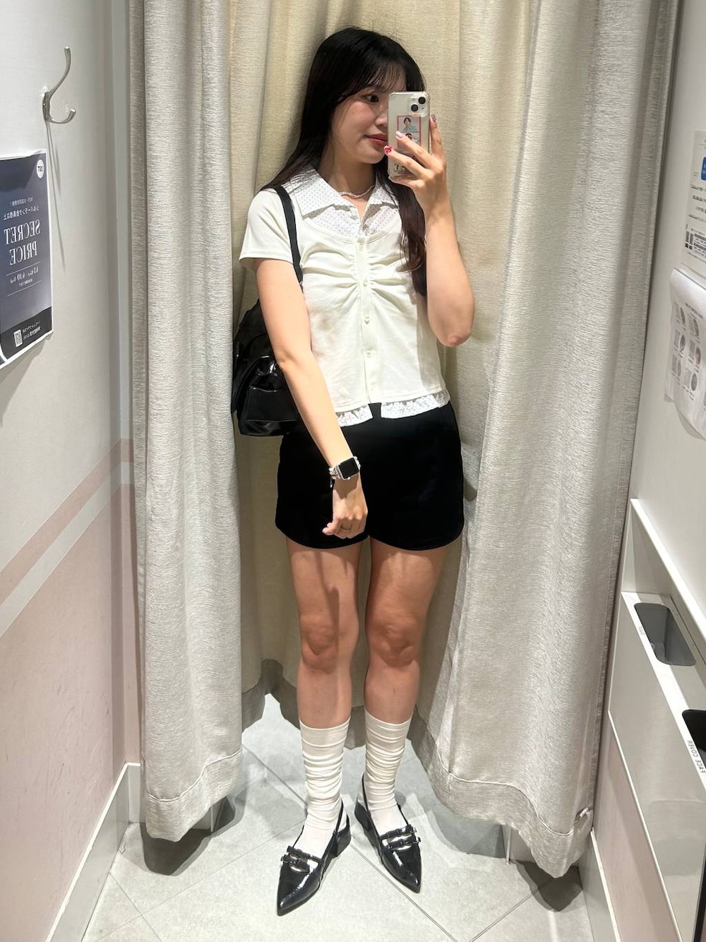 ブラック系のパンプス、ブラック系のショルダーバッグ、ホワイト系のチューブトップを着用したレディースの夏コーディネートの1枚目の写真