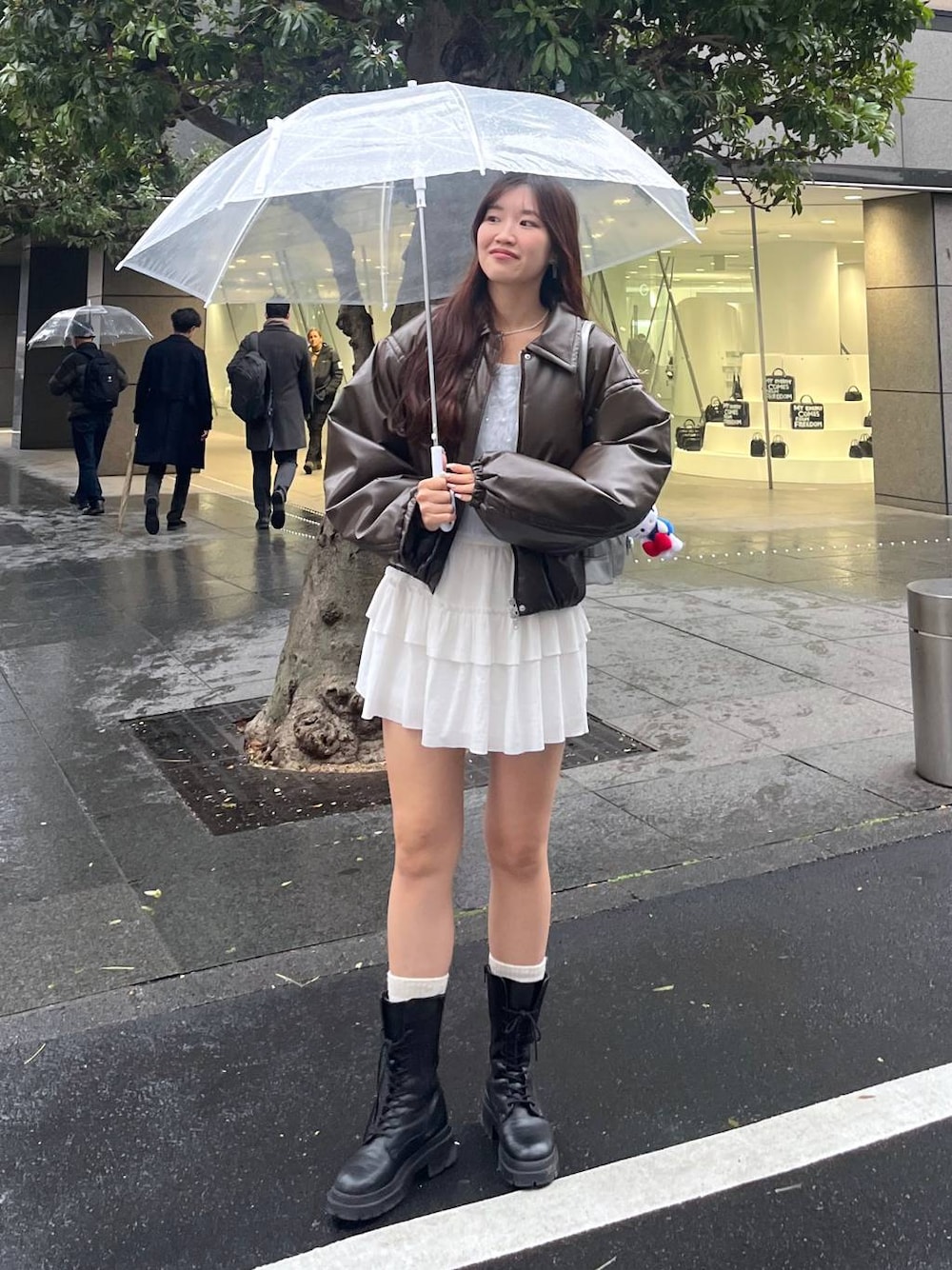 ホワイト系のTシャツ/カットソー、シルバー系のショルダーバッグ、ブルー系のニット/セーターを着用したレディースの冬コーディネートの1枚目の写真