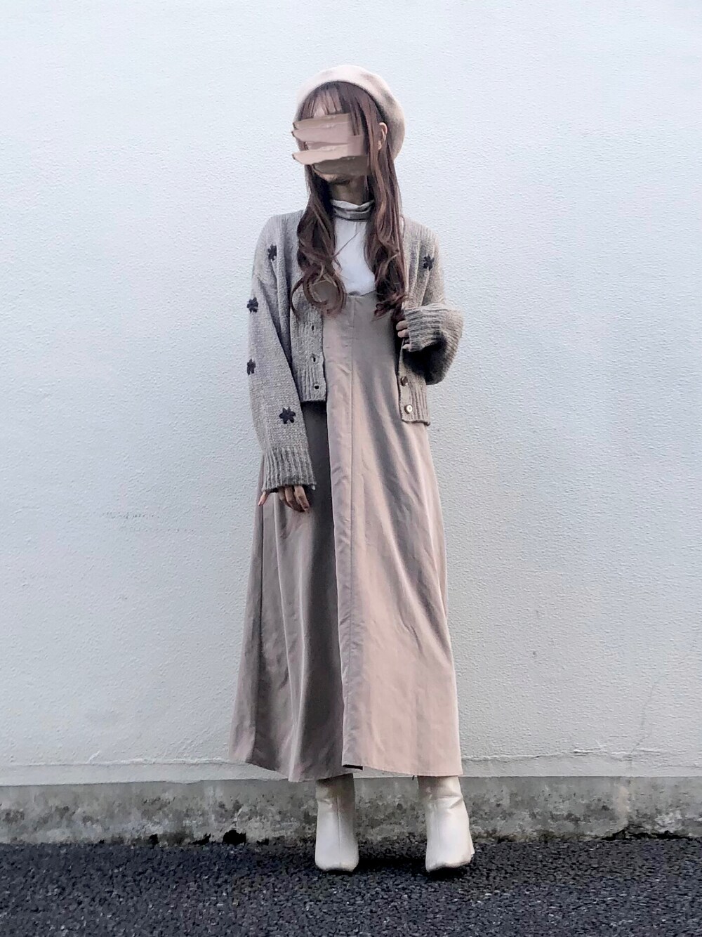 グレー系のカーディガン/ボレロ、ブラウン系のワンピース、ベージュ系のTシャツ/カットソーを着用したレディースの冬コーディネートの1枚目の写真