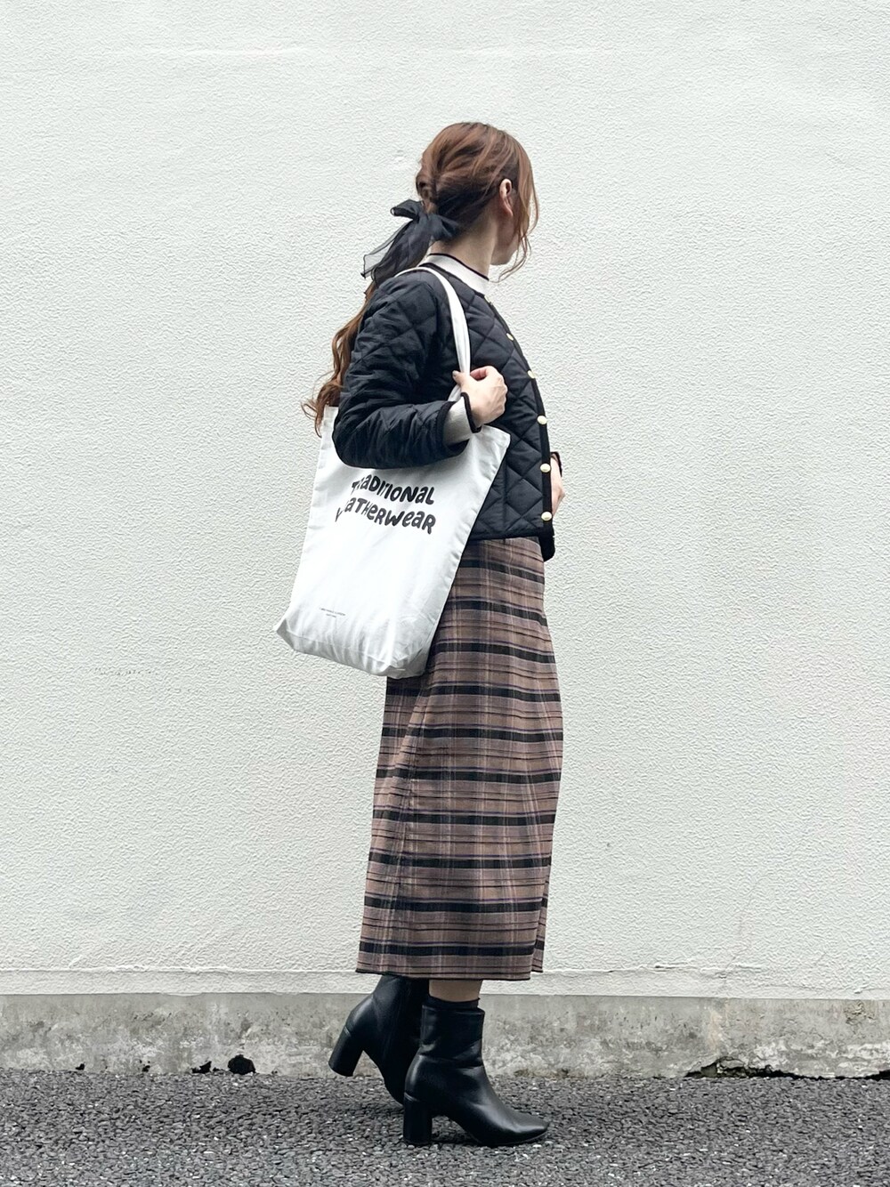 「Traditional Weatherwear、トラディショナルウェザーウエア、TWW、貴島明日香、チェックスカート、トートバッグ、アウター、キルティング、キルティングジャケット、ハイネック、シンプルスタイル、きれいめカジュアル、オトナ女子、お出かけコーデ、骨格ウェーブ」｜「Traditional WeatherwearのWAVE LOGO GSST TOTE（トートバッグ、ホワイト系）」を使った、syrupさん（レディース・162cm）の秋コーディネートの1枚目の写真