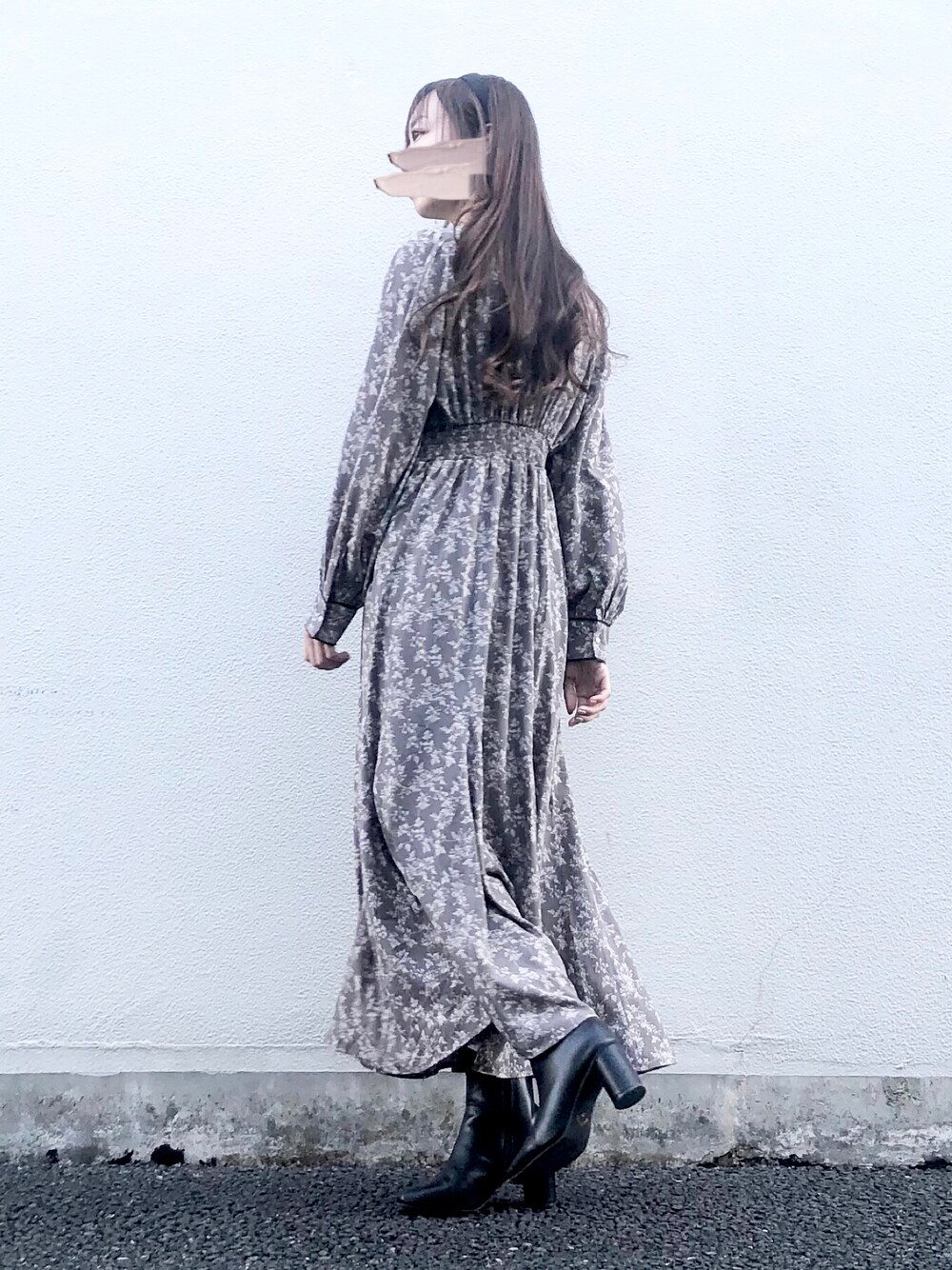 「UNFIELD、ワンピース、花柄、ロングワンピース、シンプル、春コーデ、冬コーデ、オトナ女子、きれいめカジュアル、キレイめ、デート、ボリューム袖、休日スタイル、シンプルコーデ、グレー」｜「UNFIELDの【UNFIELD パイピング花柄ワンピース】（ワンピース、グレー系）」を使った、syrupさん（レディース・162cm）の冬コーディネートの1枚目の写真