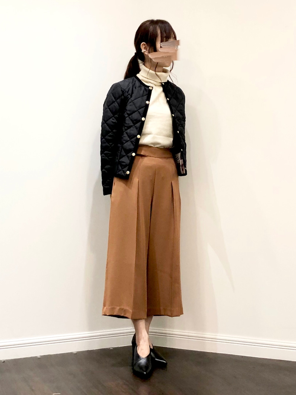 ブルー系のブルゾン、ホワイト系のニット/セーター、イエロー系のその他パンツを着用したレディースの秋コーディネートの1枚目の写真