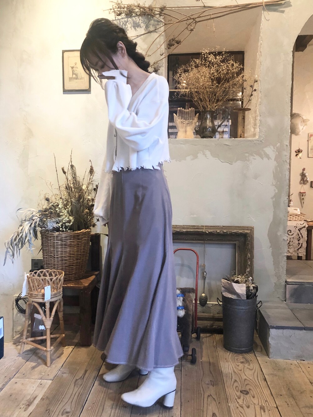 「クリスマスに着たい服、カーディガン、ショート丈トップス、マーメイドスカート、お出かけコーデ、休日スタイル、旅行、カフェ、スカート、スカートスタイル、きれいめカジュアル、キレイめ、オトナ女子、AmbreNeige、UNFIELD」｜「Ambre Neigeのダメージカーディガン／【WEB/EC限定商品】（カーディガン/ボレロ、ホワイト系）」を使った、syrupさん（レディース・162cm）の冬コーディネートの1枚目の写真
