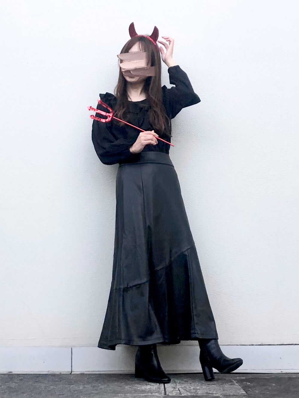 「ブーツ、シンプル、ブラック、ワントーンコーデ、ブラックコーデ、オールブラック、レザースカート、ハロウィン、ロングスカート、休日スタイル、キレイめ、マーメイドスカート、フェイクレザー、COTORICA.、wearhalloween2021」｜「Lugnoncureのフリルブラウス（シャツ/ブラウス、ブラック系）」を使った、syrupさん（レディース・162cm）の秋コーディネートの1枚目の写真
