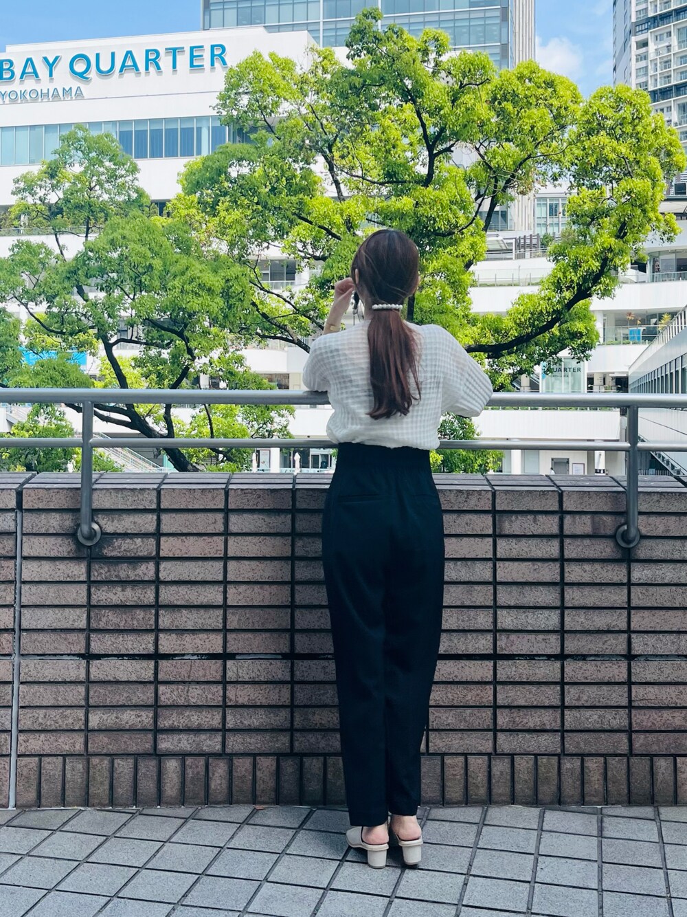 ブラック系のその他パンツ、ホワイト系のサンダル、ホワイト系のカーディガン/ボレロを着用したレディースの春コーディネートの1枚目の写真