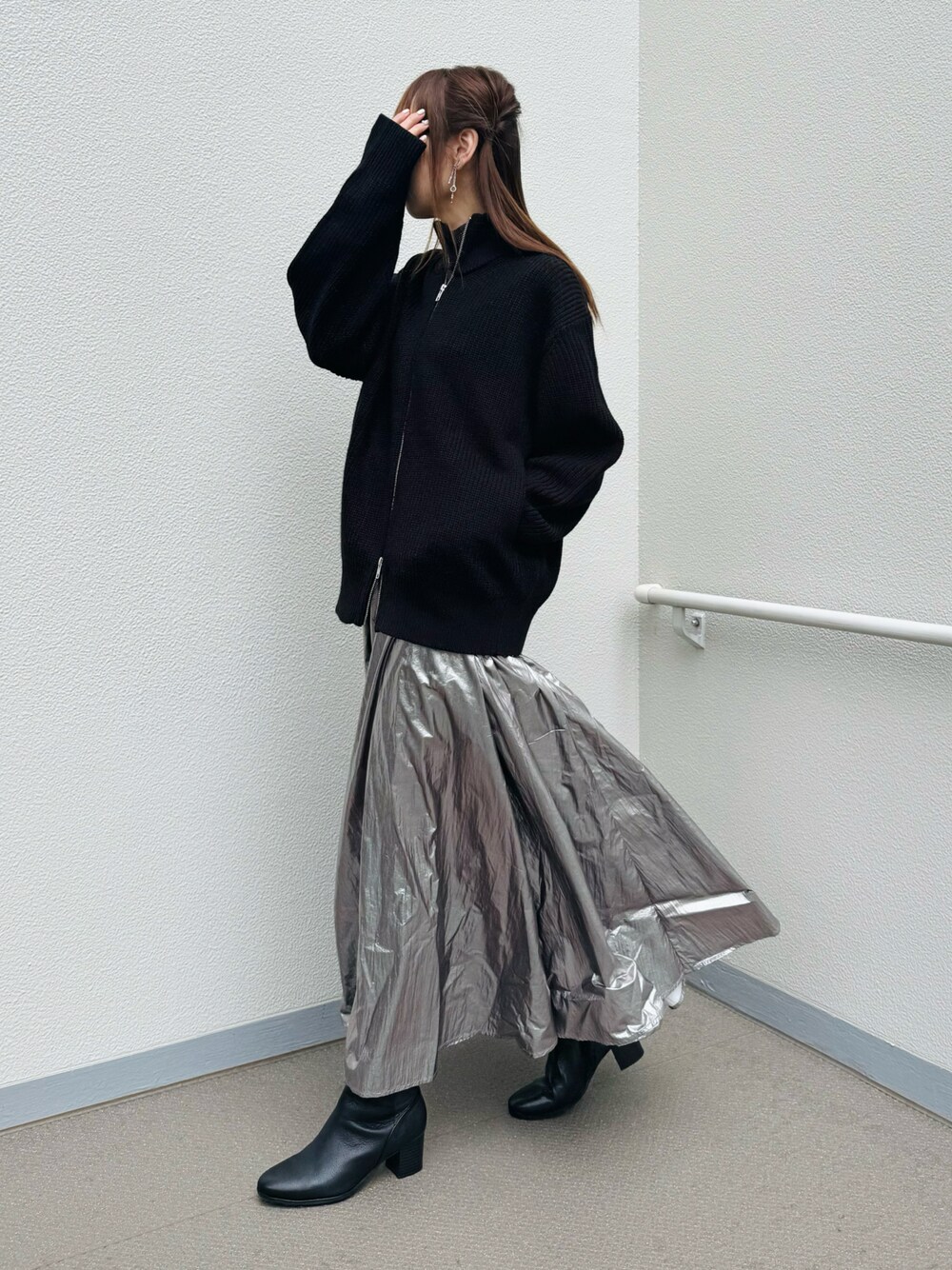 「clarks、GU、GUコーデ、ニット、冬のコーデ、シルバー、スカート、ブーツ、骨格ウェーブ、プチプラ、休日スタイル、シンプルコーデ、メタリック、ニットコーデ」｜「ClarksのLoken Zip WP / ロッケンジップウォータープルーフ （ブラックレザー）（ブーツ、ブラック系）」を使った、syrupさん（レディース・162cm）の冬コーディネートの1枚目の写真