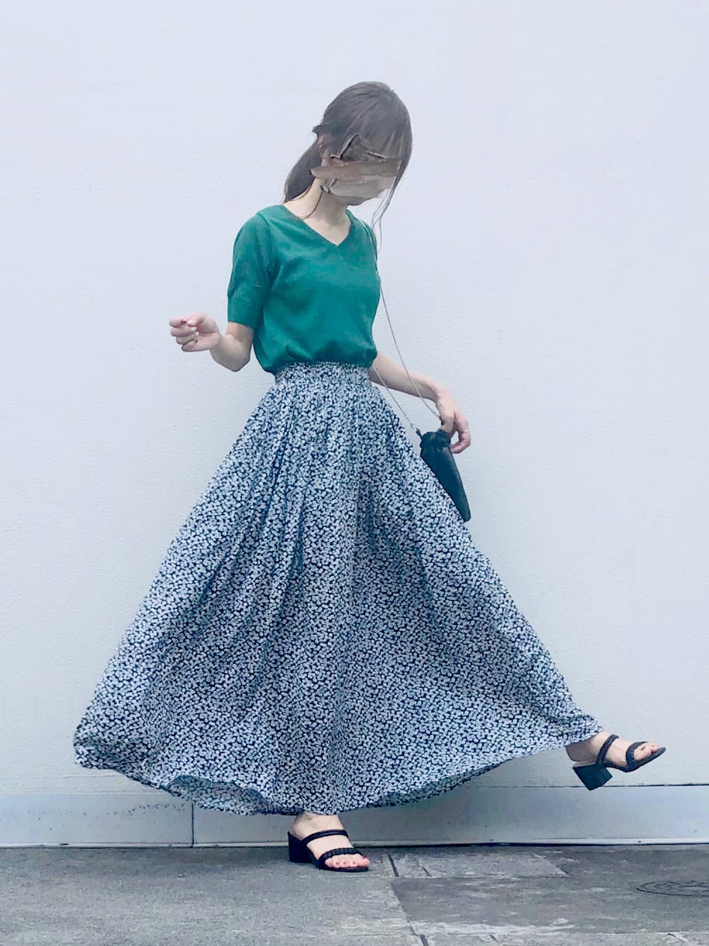 「休日スタイル、グリーン、カジュアル、きれいめカジュアル、大人カジュアル、巾着バッグ、ロングスカート、小花柄、オトナ女子、オトナカジュアル、オリエンタルトラフィック、coca、プチプラ、プチプラコーデ、スカート」｜「Te chichiのベーシックＶネックドルマンプルオーバー（ニット/セーター、グリーン系）」を使った、syrupさん（レディース・162cm）の秋コーディネートの1枚目の写真