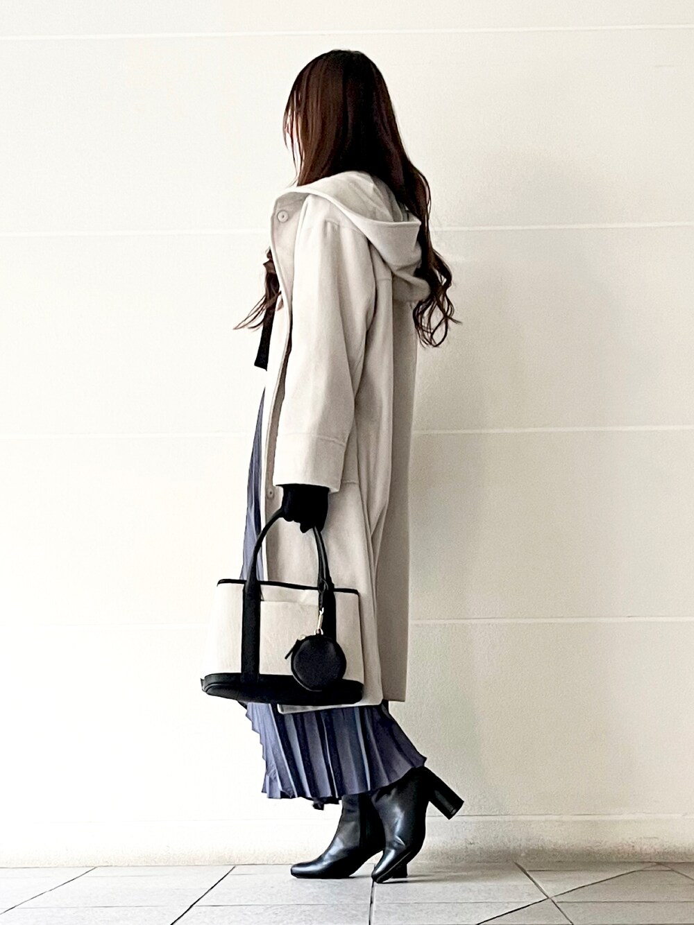 「RODE SKO、URBAN RESEARCH、トートバッグ、春、オトナ女子、コート、コートスタイル、アウター、冬コーデ、冬、きれいめカジュアル、オトナカジュアル、シンプル、スカートコーデ、あったかコーデ」｜「RODE SKOのプチ撥水キャンバストートバッグ（トートバッグ、ブラック系）」を使った、syrupさん（レディース・162cm）の冬コーディネートの1枚目の写真