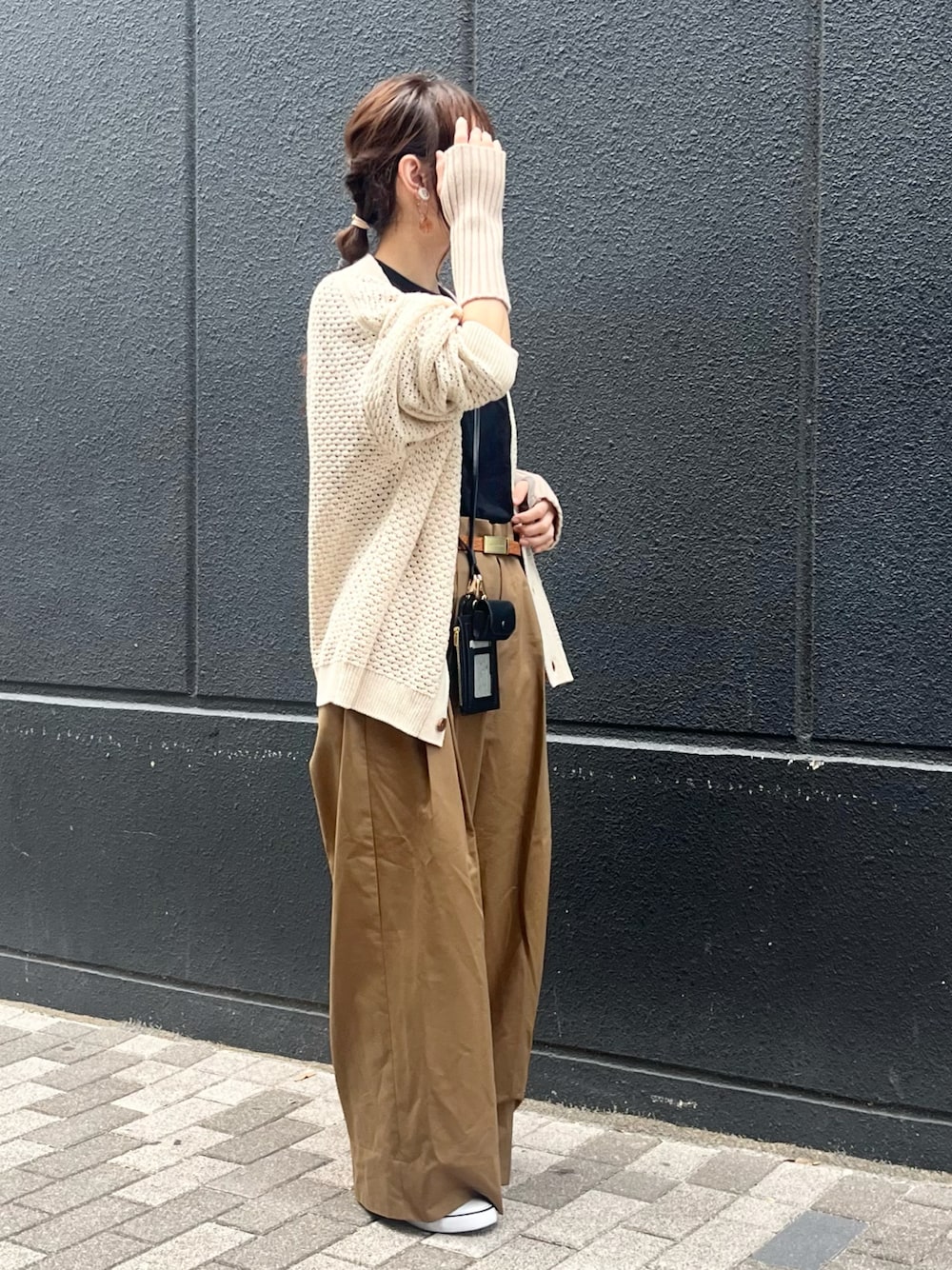 ブラック系のTシャツ/カットソー、ホワイト系のカーディガン/ボレロ、ブラック系のショルダーバッグを着用したレディースの秋コーディネートの1枚目の写真