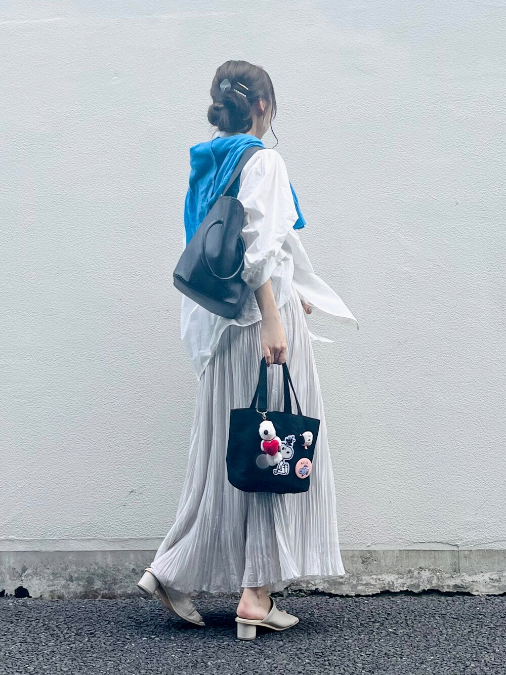 ホワイト系のシャツ/ブラウス、ブルー系のカーディガン/ボレロ、ブラック系のトートバッグを着用したレディースの春コーディネートの1枚目の写真