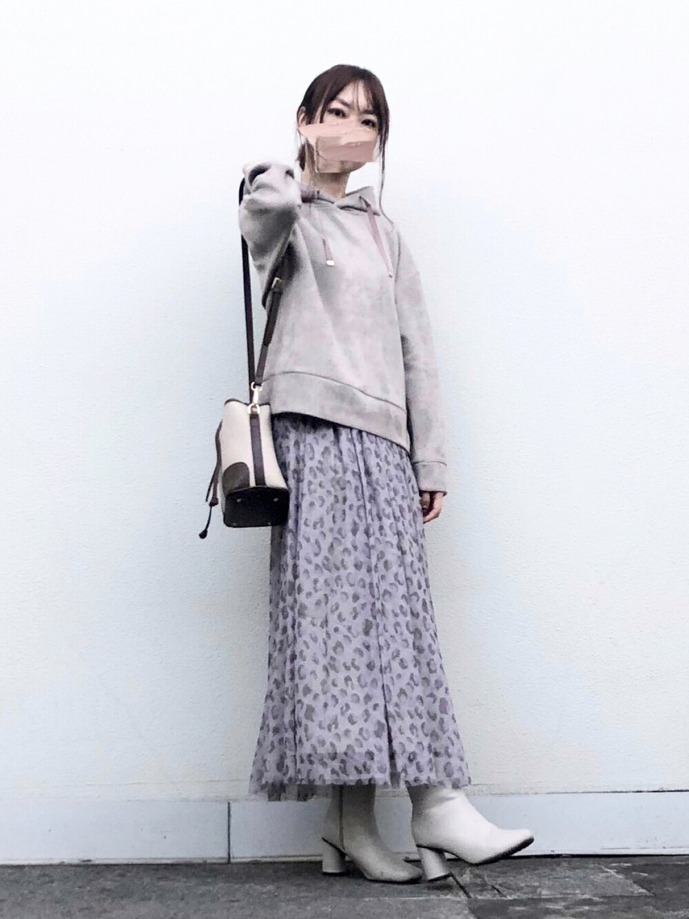 「だから秋服が好き、秋コーデ、シンプル、きれいめカジュアル、レオパード、RODE SKO、ロデスコ、チュールスカート、パーカー、フェイクスエード、秋冬コーデ、ショルダーバッグ、巾着バッグ、ワントーンコーデ、オトナ女子」｜「RODE SKOのIMELDA ハンドルバイカラーミニバッグ（ショルダーバッグ、ホワイト系）」を使った、syrupさん（レディース・162cm）の冬コーディネートの1枚目の写真