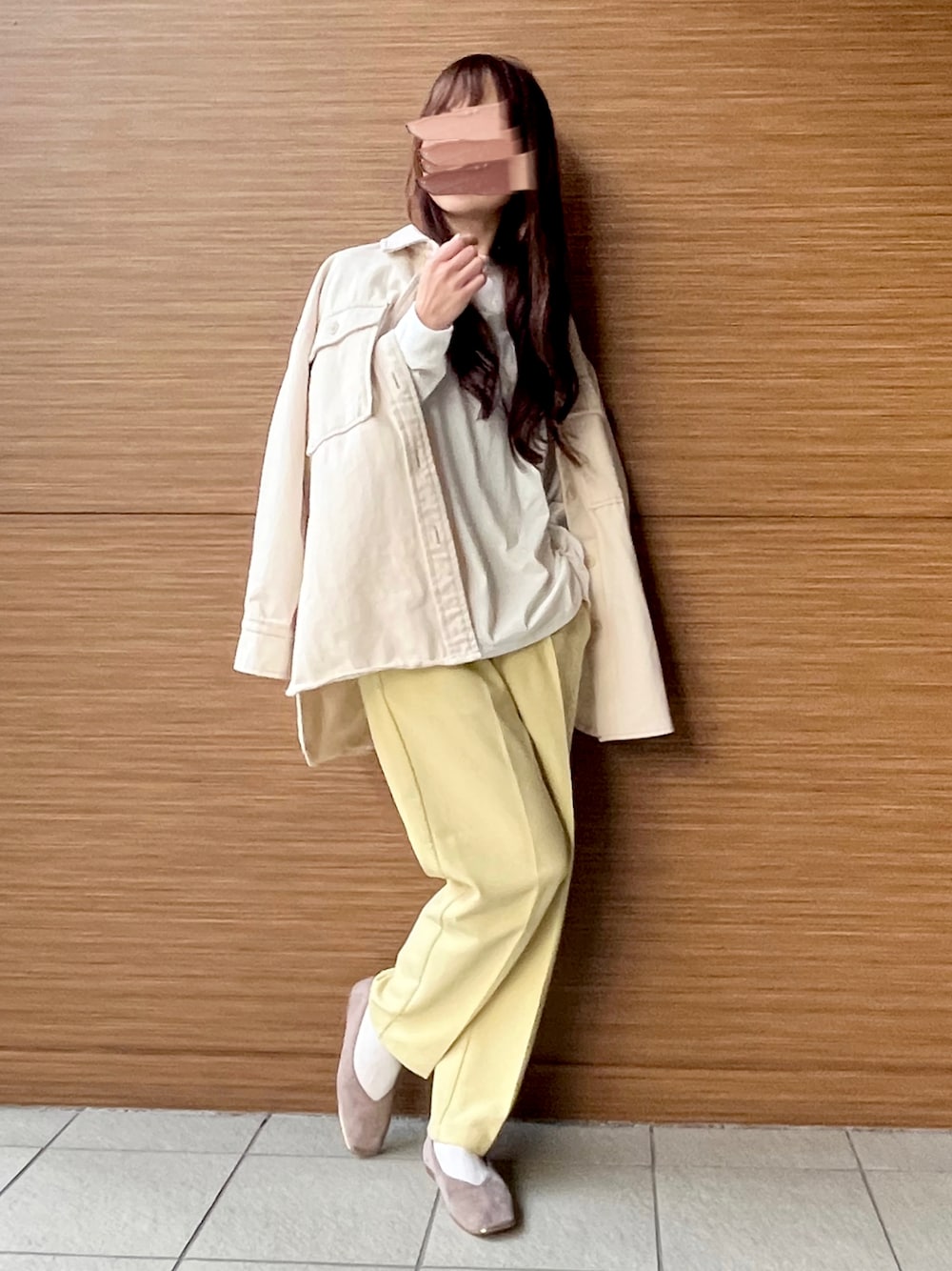 「カジュアル、SLOBE IENA、きれいめカジュアル、デニムジャケット、カラーパンツ、イエロー、ロンT、ORiental TRaffic(ORiental TRaffic)、シンプル、休日スタイル、パンツスタイル、春色、春コーデ、オトナ女子、大人コーデ」｜「SLOBE IENAのLE DENIM Ecru CPOブルゾン◆（ジャケット/アウター、ホワイト系）」を使った、syrupさん（レディース・162cm）の春コーディネートの1枚目の写真