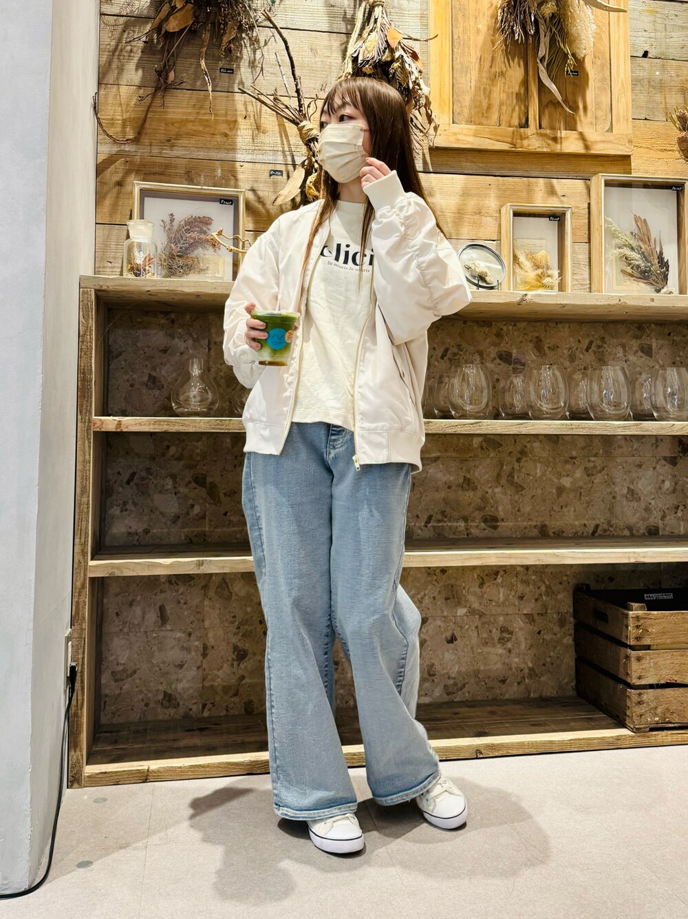 「大人カジュアル、休日スタイル、ミリタリー、デニム、パンツスタイル、ラフコーデ、春カラー、スニーカー、カジュアル、シンプル、春のNewスタイル、スウェット、ブルゾン、春コーデ、骨格ウェーブ」｜「Te chichiのデニムワイドパンツ（その他パンツ、ブルー系）」を使った、syrupさん（レディース・162cm）の春コーディネートの1枚目の写真