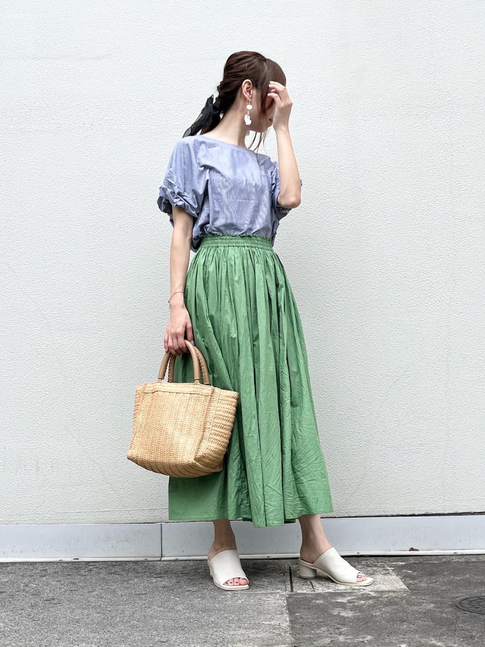 ブルー系のTシャツ/カットソー、ゴールド系のブレスレット、グレー系のスマホグッズを着用したレディースの夏コーディネートの1枚目の写真