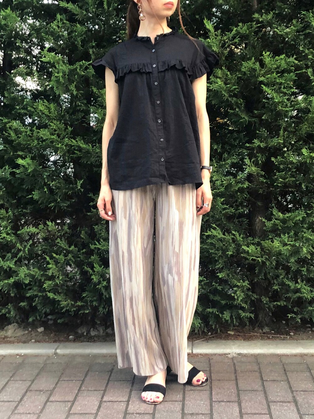 「秋のコーデ、初秋、オトナ女子、シンプルコーデ、パンツスタイル、ブラウス、プリーツパンツ、秋トレンド2021、柄パンツ、きれいめカジュアル、シンプル、サンダル、キレイめ、ゆるコーデ、フリル」｜「Te chichiのスタンドフリル切替ブラウス（シャツ/ブラウス、ブラック系）」を使った、syrupさん（レディース・162cm）の夏コーディネートの1枚目の写真