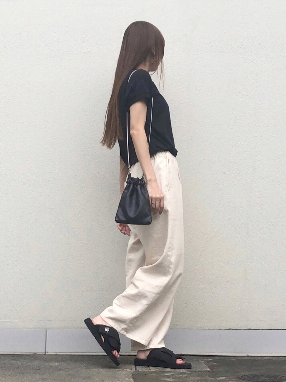 ブラック系のTシャツ/カットソー、ホワイト系のその他パンツ、ブラック系のサンダルを着用したレディースの夏コーディネートの1枚目の写真