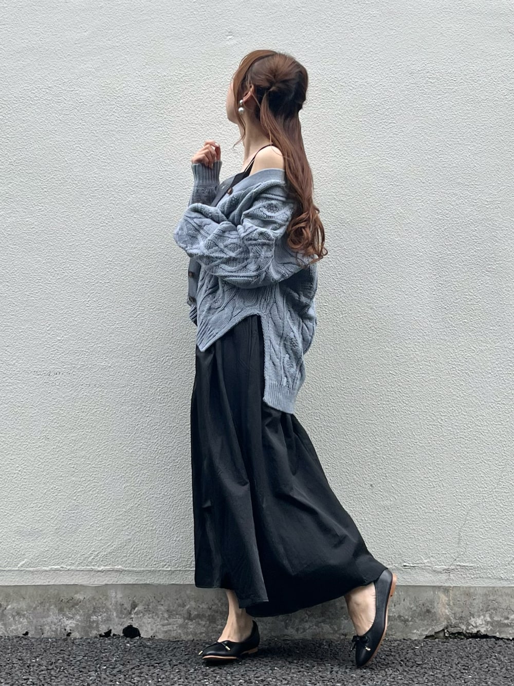 ブラック系のワンピース、ブラック系のバレエシューズ、ブルー系のカーディガン/ボレロを着用したレディースの秋コーディネートの1枚目の写真