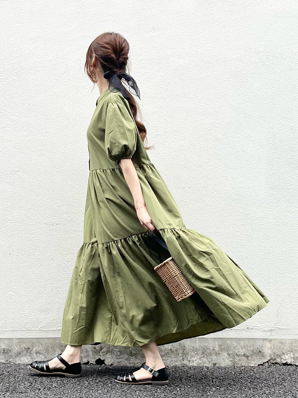 「toucherdubrise、ワンピース、ワントーンコーデ、カーキ、グルカサンダル、ティアード、ティアードワンピース、ロングワンピース、大人かわいい、ラクチンコーデ、大人カジュアル、きれいめカジュアル、休日スタイル、春夏コーデ、かごバッグ」｜「toucher du briseのボリュームスリーブ ティアード ロングワンピース（ワンピース、グリーン系）」を使った、syrupさん（レディース・162cm）の春コーディネートの1枚目の写真