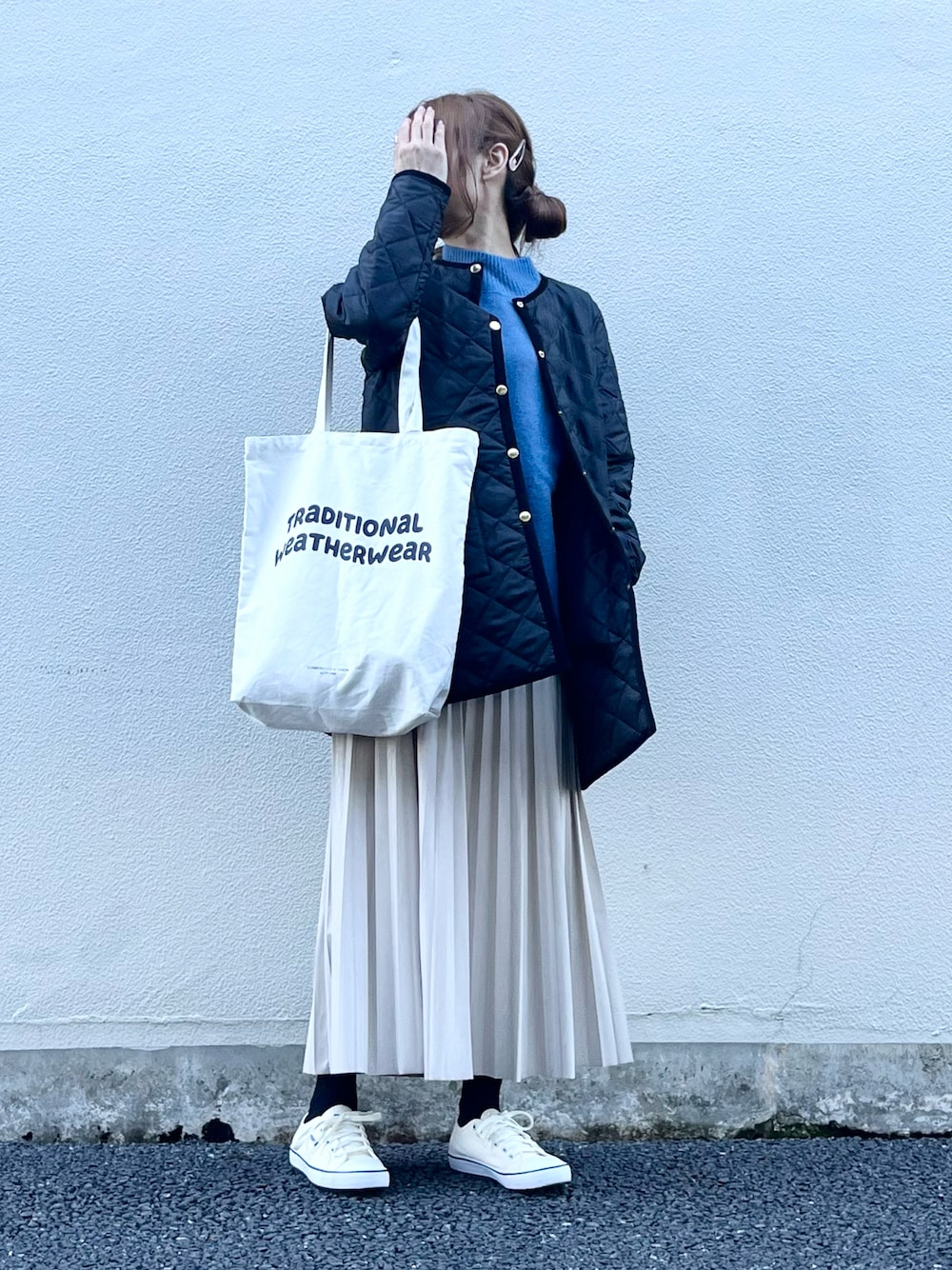 「Traditional Weatherwear、トラディショナルウェザーウエア、キルティング、キルティングジャケット、キルティングコート、トートバッグ、プリーツスカート、スニーカーコーデ、休日スタイル、きれいめカジュアル、カジュアルコーデ、ラクチンコーデ、シンプルコーデ、骨格ウェーブ、ゆったりコーデ」｜「Traditional WeatherwearのARKLEY MIDDLE（その他アウター、ブラック系）」を使った、syrupさん（レディース・162cm）の冬コーディネートの1枚目の写真
