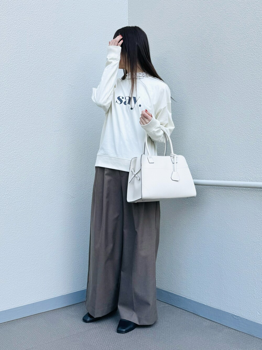 「春、パンツスタイル、Samansa Mos2 blue、quaranciel、大人カジュアル、ワイドパンツ、トートバッグ、ロゴスウェット、レース、clarks、レイヤード、骨格ウェーブ」｜「quarancielのquaranciel: A4 ステッチ トート（トートバッグ、ベージュ系）」を使った、syrupさん（レディース・162cm）の春コーディネートの1枚目の写真