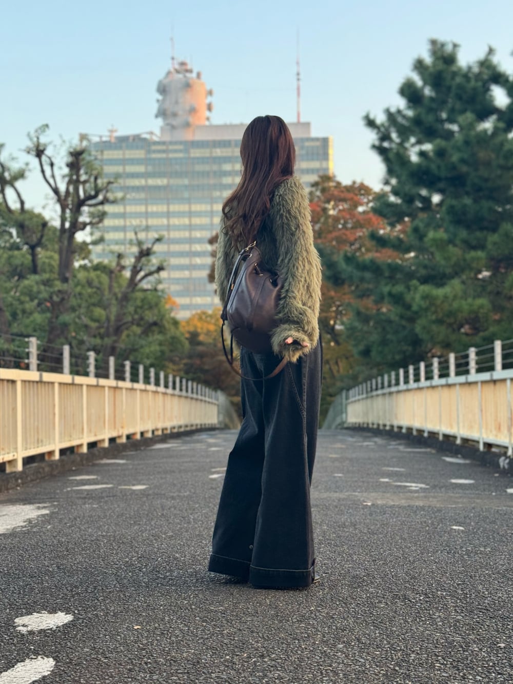 「オトナ女子、秋コーデ、シャギーニット、カーディガン、GU、rokh、デニム、パンツスタイル、パンツコーデ」｜「Te chichiの【Atelier Militaire】フェザーカーディガン（カーディガン/ボレロ、グリーン系）」を使った、syrupさん（レディース・162cm）の秋コーディネートの1枚目の写真