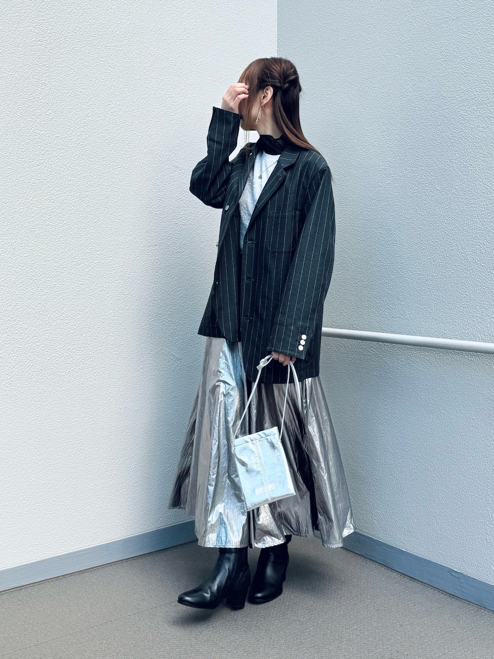 「clarks、ブーツ、メタリック、シルバー、GU、UNIQLO、プチプラ、冬コーデ、ジャケット、着回しコーデ、骨格ウェーブ、オトナ女子、大人カジュアル、レイヤードスタイル、ロングスカート」｜「ClarksのLoken Zip WP / ロッケンジップウォータープルーフ （ブラックレザー）（ブーツ、ブラック系）」を使った、syrupさん（レディース・162cm）の冬コーディネートの1枚目の写真