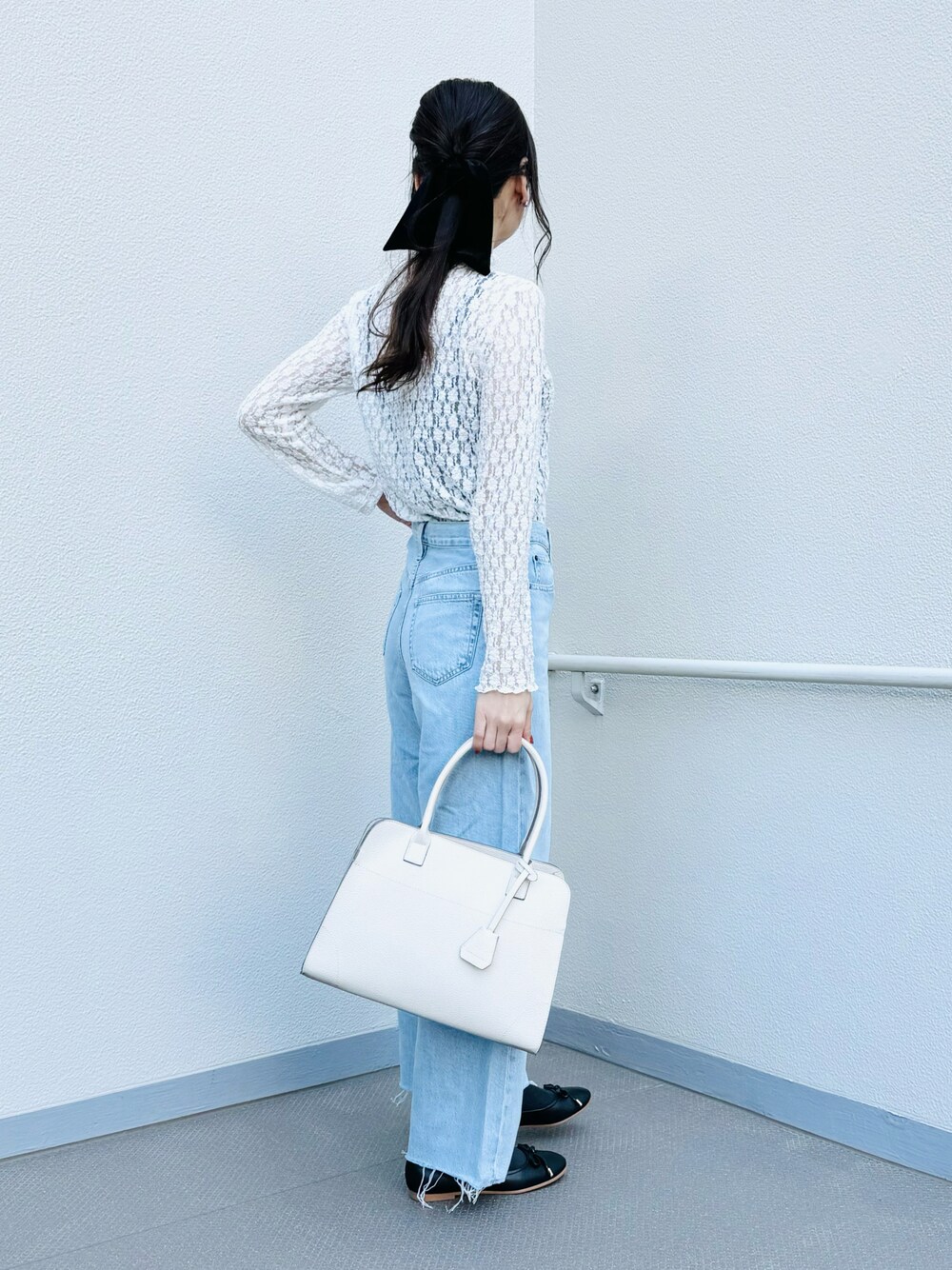 ホワイト系のシャツ/ブラウス、ベージュ系のトートバッグ、ブラック系のバレエシューズを着用したレディースの春コーディネートの1枚目の写真