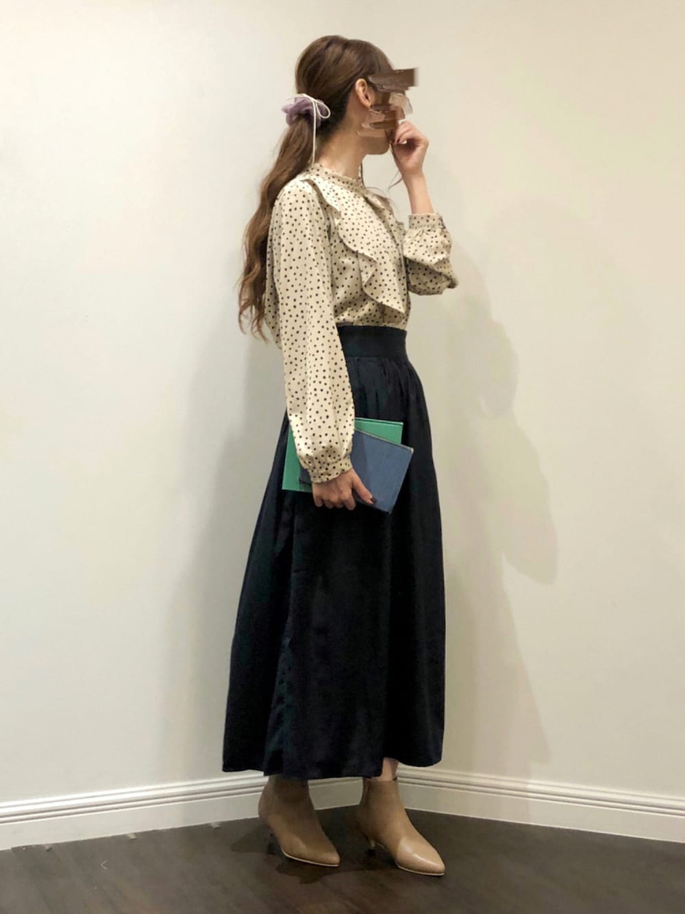 「ブラウス、スカート、ブーツ、シンプル、秋のコーデ、ドット、フリル、ロングスカート、休日スタイル、キレイめ、秋服、秋、オトナ女子、秋服準備はじめました、秋トレンド2021」｜「Te chichiのドットプリントラッフルブラウス（シャツ/ブラウス、ベージュ系）」を使った、syrupさん（レディース・162cm）の秋コーディネートの1枚目の写真