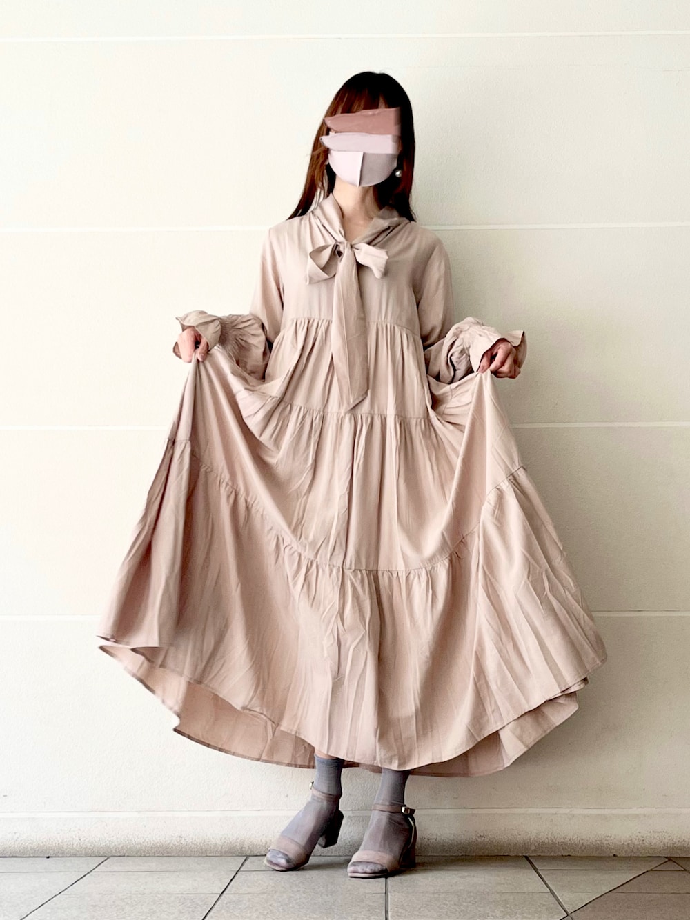 ベージュ系のワンピース、グレー系のサンダル、ブルー系のソックス/靴下を着用したレディースの冬コーディネートの1枚目の写真