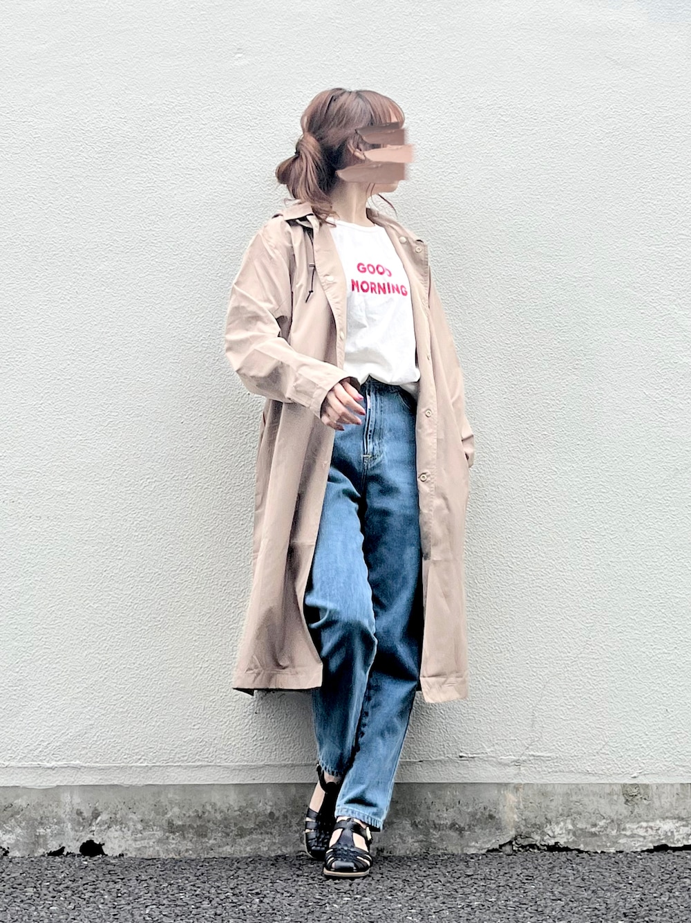 ブルー系のデニムパンツ、ホワイト系のTシャツ/カットソー、ブラック系のサンダルを着用したレディースの春コーディネートの1枚目の写真