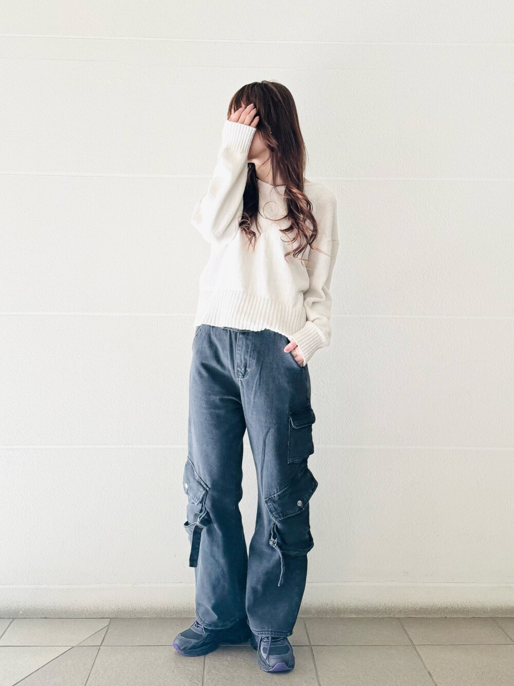 「PR、tinkerend、カーゴパンツ、パンツコーデ、ラフ、パンツスタイル、ユニセックス、シンプルコーデ」｜「tinkerendのMulti Pocket Belt Cargo Pants / マルチポケットベルトカーゴパンツ（デニムパンツ、ブラック系）」を使った、syrupさん（レディース・162cm）の秋コーディネートの1枚目の写真