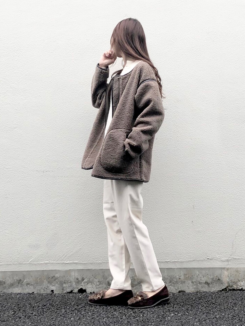 「テーパードパンツ、ボア、裏起毛、休日スタイル、ムートンコート、ラフ、白ニット、白パンツ、きれいめカジュアル、ボアジャケット、green label relaxing、URBAN RESEARCH、モカ、Sonny　Label、AmbreNeige」｜「URBAN RESEARCH Sonny Labelのリバーシブルフェイクムートンショートコート（その他アウター、ブラウン系）」を使った、syrupさん（レディース・162cm）の秋コーディネートの1枚目の写真