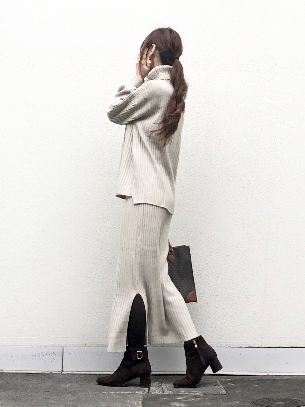 ベージュ系のワンピース、ブラウン系のブーツ、ブラウン系のトートバッグを着用したレディースの秋コーディネートの1枚目の写真