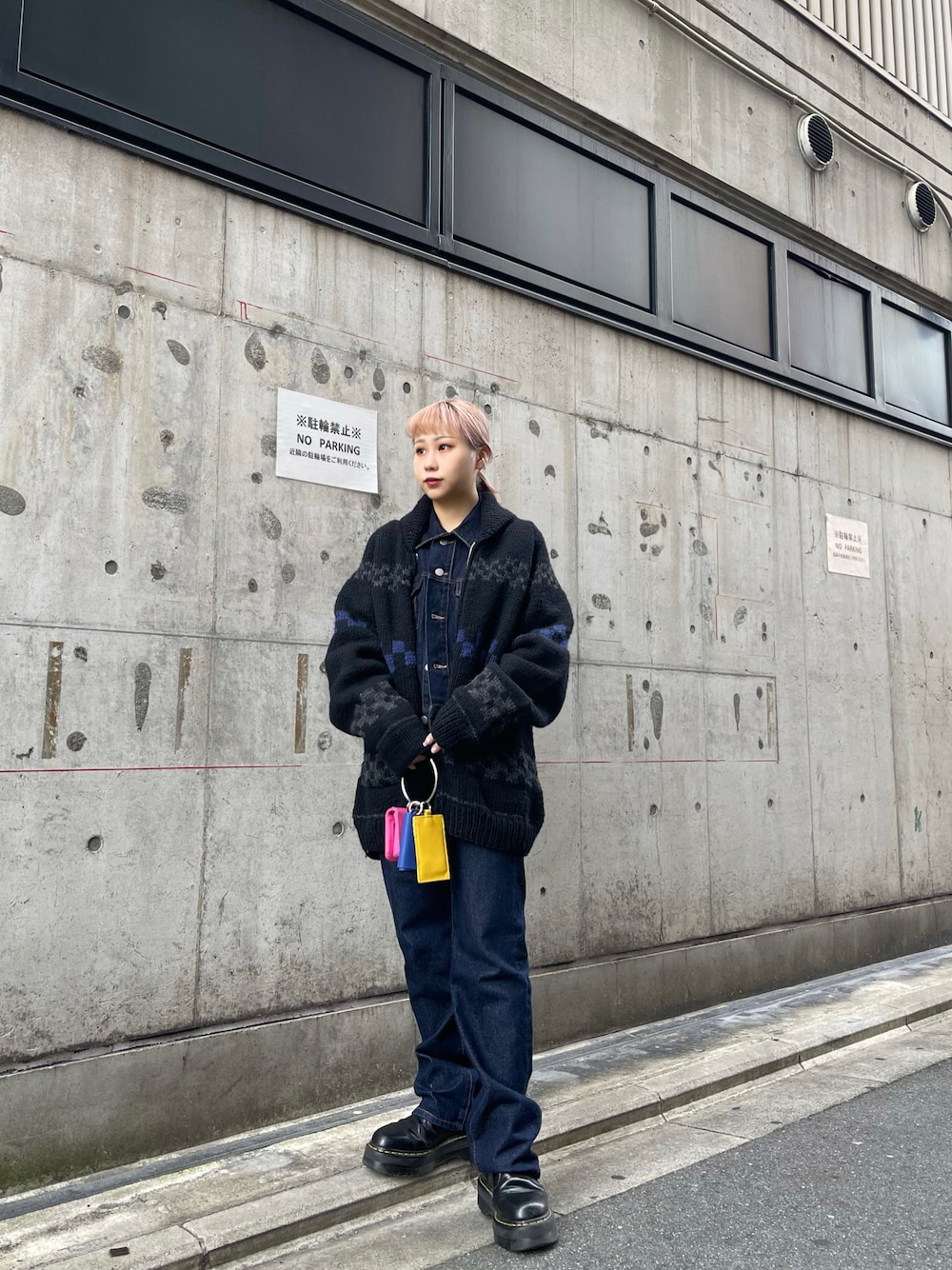 「未来のWEARISTAプロジェクト、秋冬、休日コーデ、大人カジュアル、カウチンカーディガン、秋服、低身長女子、ブーツコーデ、デニムジャケット、おしゃれさんと繋がりたい、ローライズ、パンツコーデ、デニムコーデ、150cm、メンズライク」｜「WHO'S WHO galleryのSATURN RETURN Gジャン（デニムジャケット、ブルー系）」を使った、KINUKAさん（レディース・152cm）の秋コーディネートの1枚目の写真